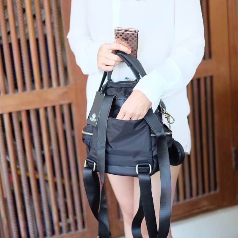 Keep Rouget Backpack กระเป๋าเป้ทรงน่ารักจากแบรนด์ ปรับสะพายได้หลายแบบ มาพร้อมพวงกุญแจ smile bag วัสดุจากผ้าไนล่อนเนื้อดี ตีลายตาราง น้ำหนักเบา ตัวกระเป๋ามีสายสั้น ให้เพิ่มอีก 1 สาย สำหรับสะพายไหล่ ขนาดกำลังดี ใส่กระเป๋าสตางค์ใบยาว, มือถือได้ทุกรุ่น มีช่อง