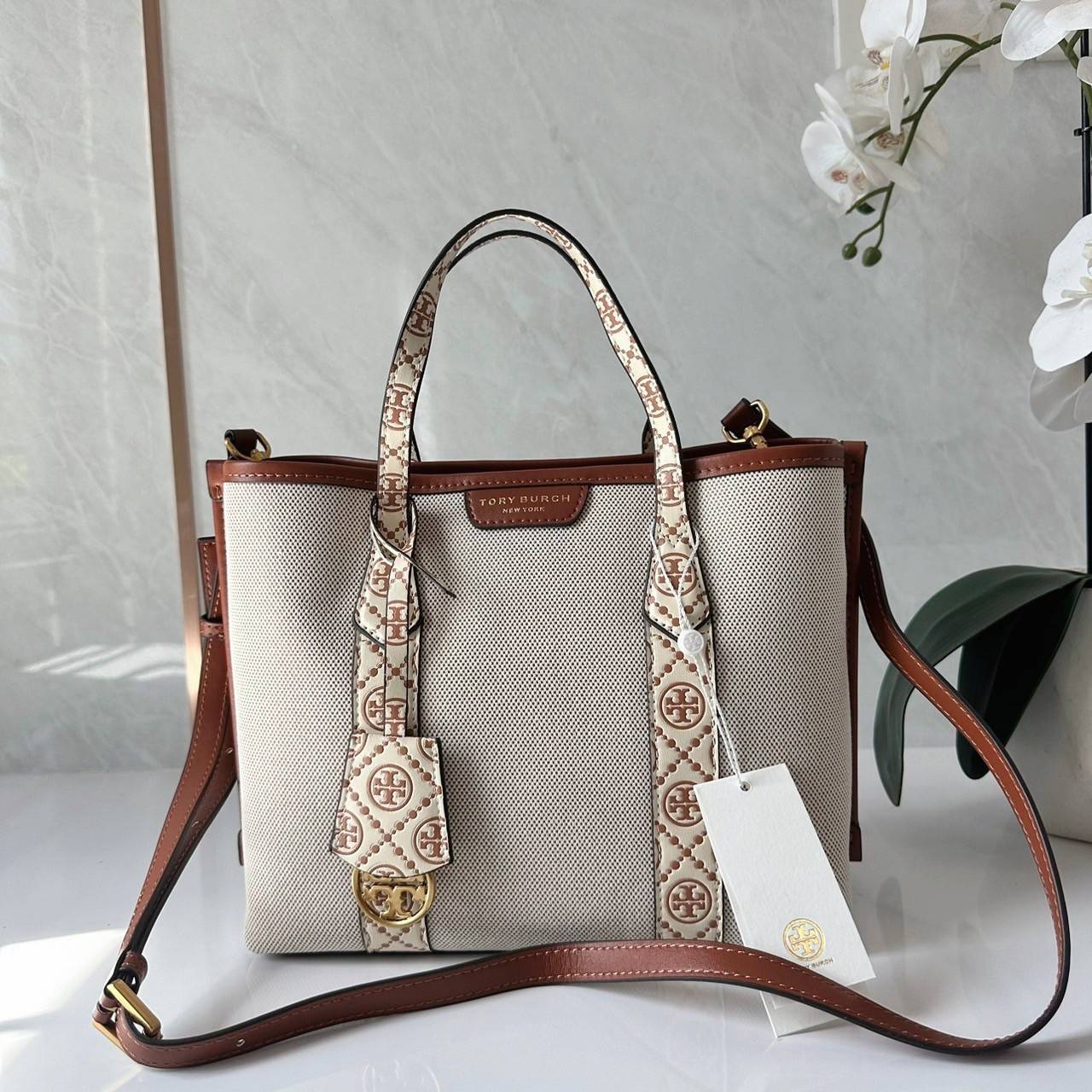 TORY BURCH small Perry canvas tote bag กระเป๋าคล้องแขนและสะพายไหล่ทรงโท้ท คอลเลคชั่นใหม่ล่าสุด สวยหรูลุคคุณนาย