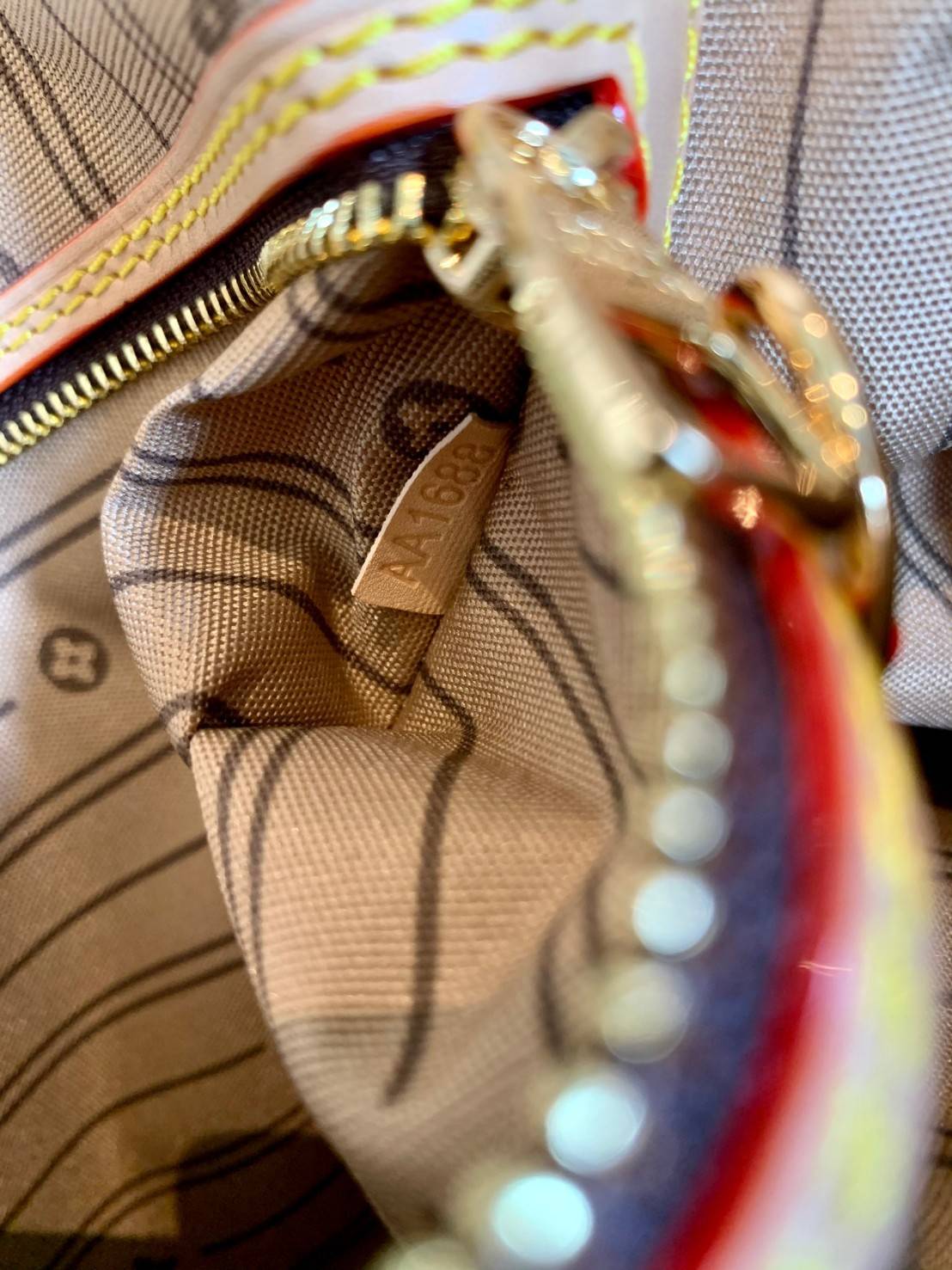 Large: ชอบๆใบใหญ่ ใส่ได้เยอะจริงๆค่าา!! LOUIS VUITTON MONOGRAM DELIGHTFUL ((PREMIUM GIFT LV)) พร้อมส่งค่ะสาวๆ กระเป๋าทรงสูง ใบใหญ่ หนังแกะสังเคราห์ นิ่มสวย ขอบหนังขัดสีธรรมชาติ หูหิ้วปั้มโลโก้LV สวย ปากกระเป๋ามีตัวคล้องให้นะคะ; ภายในกว้างมากๆสำหรับรุ่นนี้