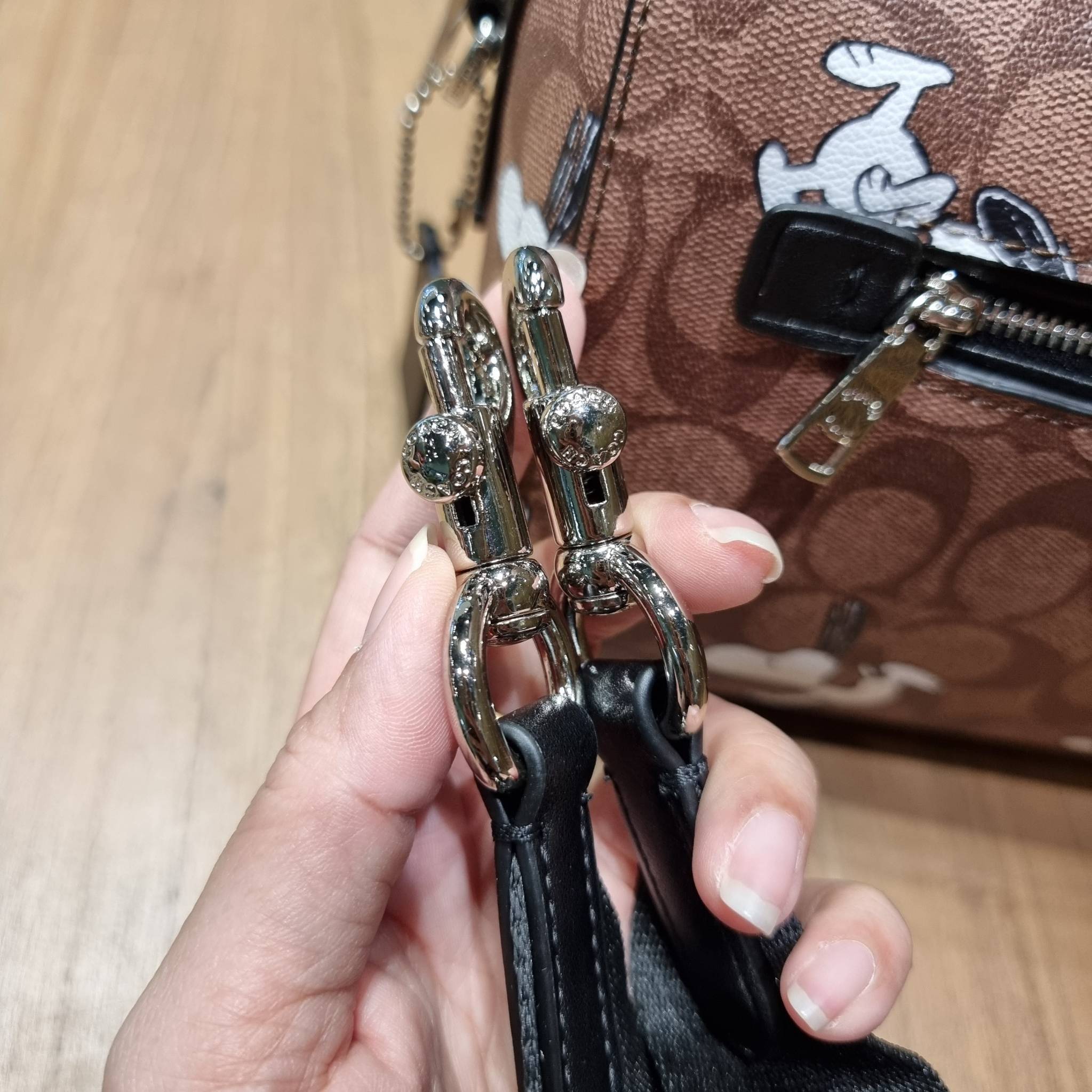 COACH C4118 COACH x PEANUTS ROWAN SATCHEL IN SIGNATURE CANVAS WITH SNOPPY PRINT สนูปพีที่สุดของคอลเลคชั่นแห่งความน่ารัก มาในดีไซน์ของกระเป๋าทรงหมอนยอดฮิต คลาสสิคใช้งานได้ไม่มีเบื่อ รอบนี้มาให้พร้อมสายสะพาย crossbody แบบสปอร์ต ทำให้ใช้งานได้อย่างกระฉับกระเ