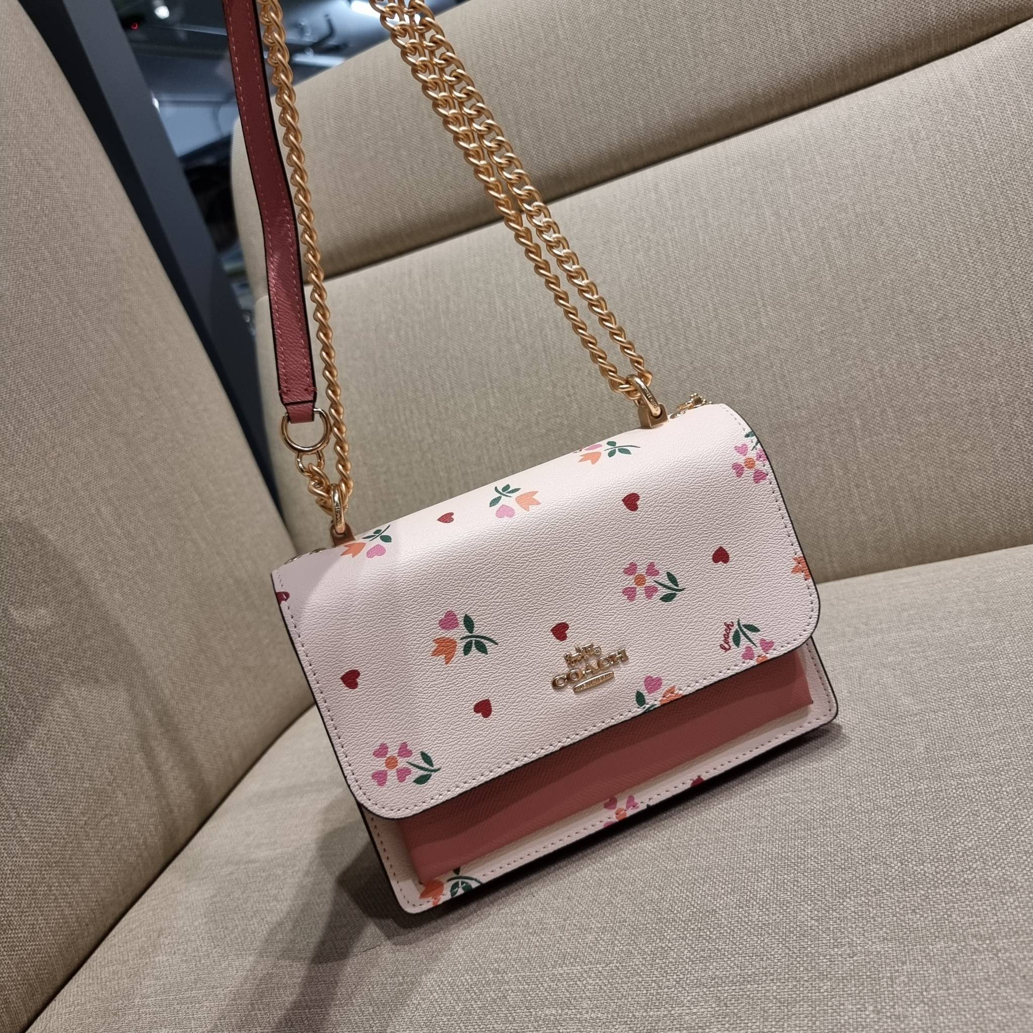 COACH C7596 KLARE CROSSBODY WITH HEART PETAL PRINT หนึ่งคอลเลคชั่นที่ฮิตไม่หยุดยั้ง!! ขายดิบขายดีทุกดีไซน์ รอบนี้มาตอบโจทย์สายหวาน ใหม่ล่าสุด น้องน่ารักม้ากกกก!! กับกระเป๋าสะพายข้าง โทนสีละมุนลูกคุณ!! คือดี!! เพิ่มลูกเล่นช่อดอกไม้หัวใจ ให้มีสีสัน สายสะพาย