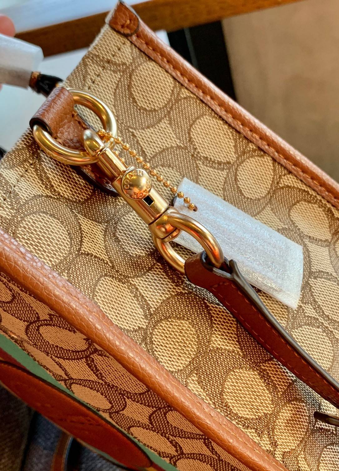 สวยๆอย่างนี้อดใจยังไงไหว!! Coach Dempsey Tote 21 In Signature Jacquard With Stripe And Coach Patch ((C5637)) ✈️พร้อมส่งความสวย! คุณภาพจัดเต็มเลยค่ะ กระเป๋าทรงTote ไซด์กลางๆ วัสดุ Jackquard+หนังแท้ ได้ลงตัวสวยงาม 🔺สีคอลเลคชั่นใหม่ล่าสุด! ด้า