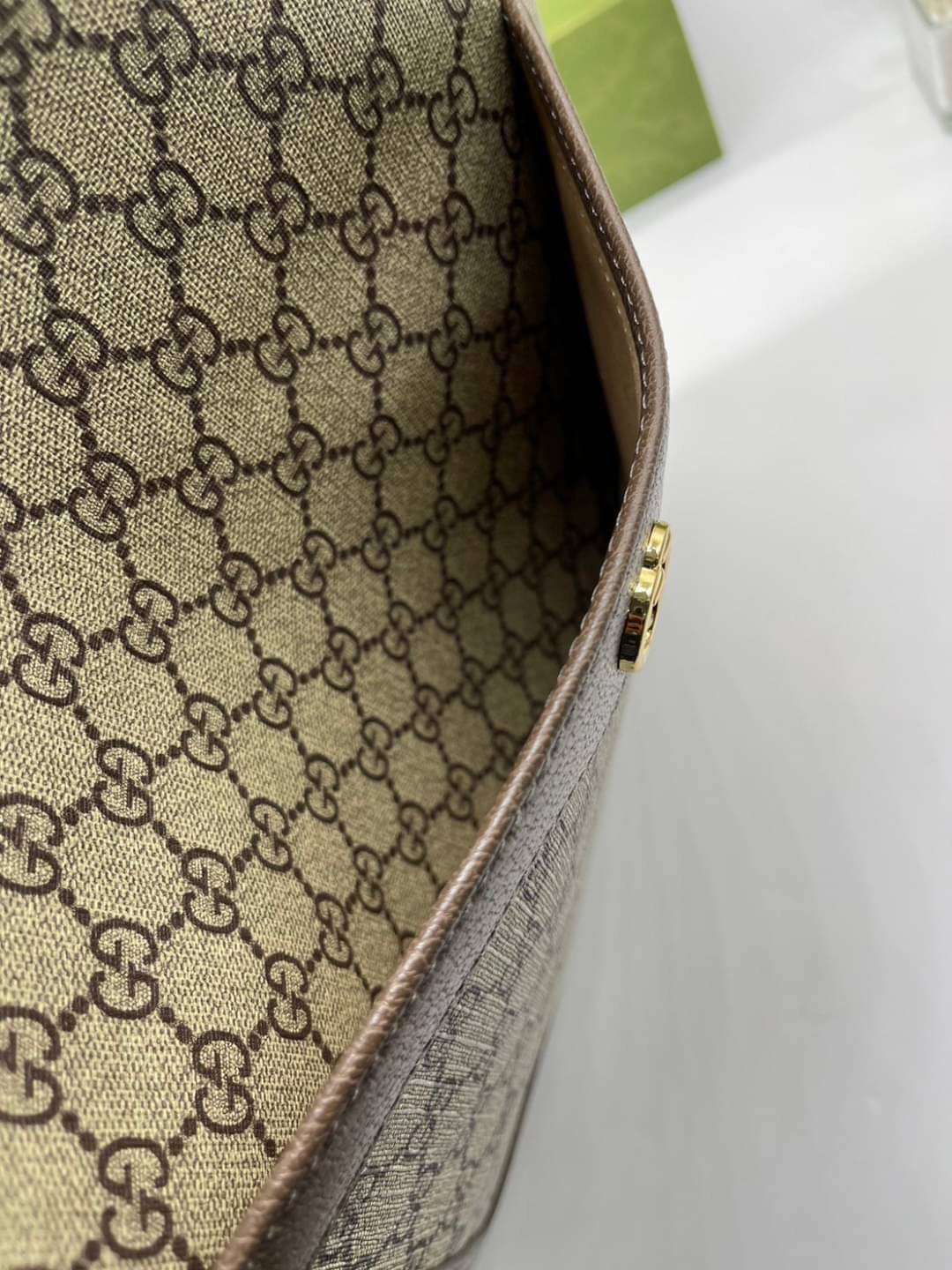 GUCCI tote bag vintage monogram 16" เกรดออริจินอล กระเป๋าโท้ทวินเทจใบใหญ่ ตัดเย็บอย่างพิถีพิถัน ภายในช่องโล่งกว้างจุได้เยอะ รูปทรงออกแบบ หยิบจับสะดวก สามารถใส่กระเป๋าสตางค์ พวงกุญแจโทรศัพท์มือถือ iPad และเอกสารได้ จะถือหรือสะพายชิวๆในวันหยุดสบายๆ ก็ส