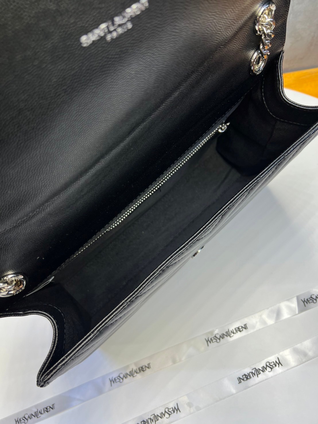 หนังแท้ YSL college large chain bag in quilted leather 30cm กระเป๋าสะพายใบใหญ่ ดีไซน์ทรงสวยหรู ตอบโจทย์ได้ทุกสไตล์ ภาพสินค้าถ่ายจากงานขายจริง ใช้งานต่างประเทศได้