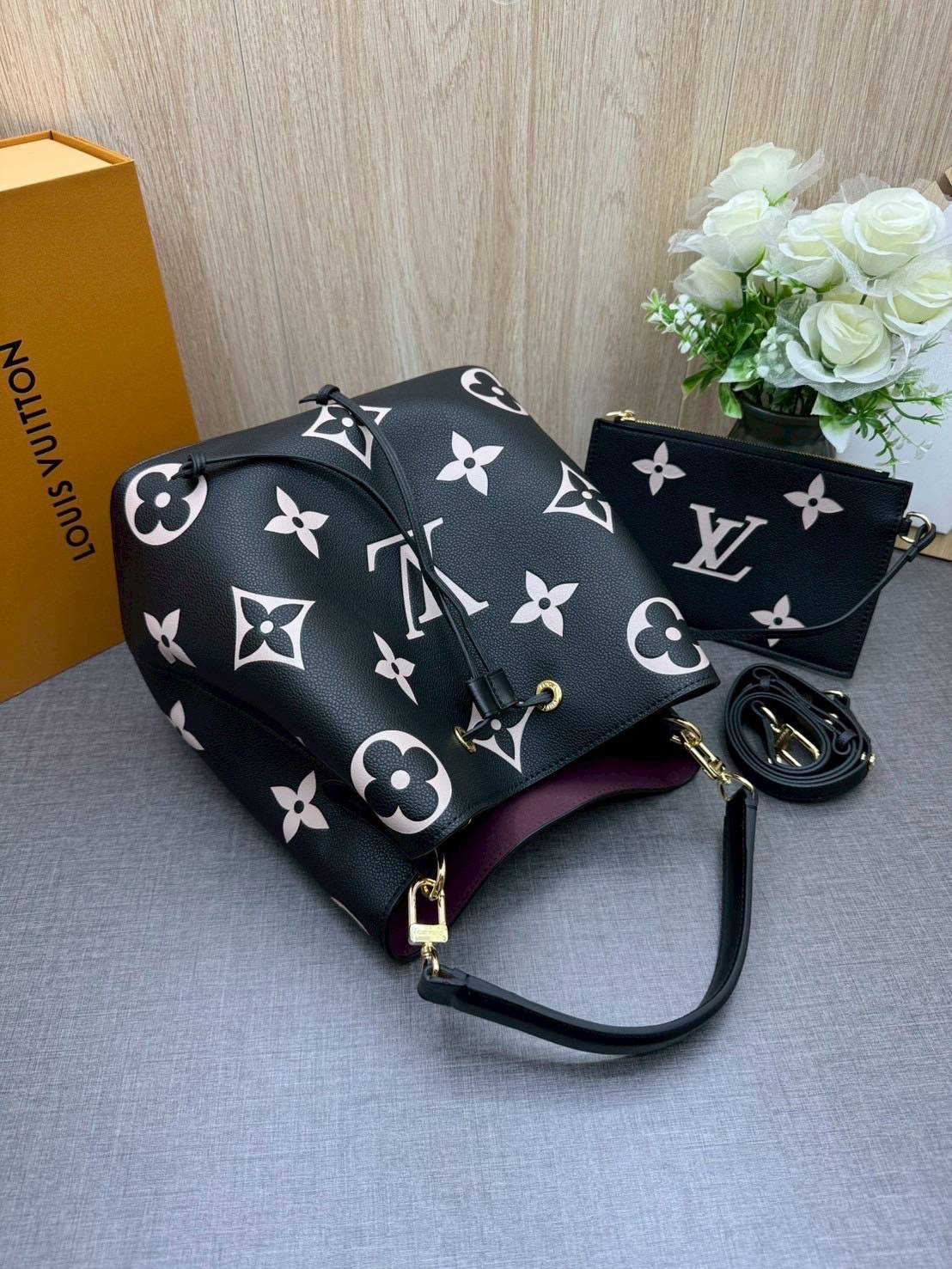 ORI หนังแท้ | LV NeoNoe MM Bucket bag Monogram Flower กระเป๋าสะพายทรงบัคเก็ต ลาย Monogram Flower โดดเด่นเพิ่มสไตล์ มีเสน่ห์ชวนหลงใหล