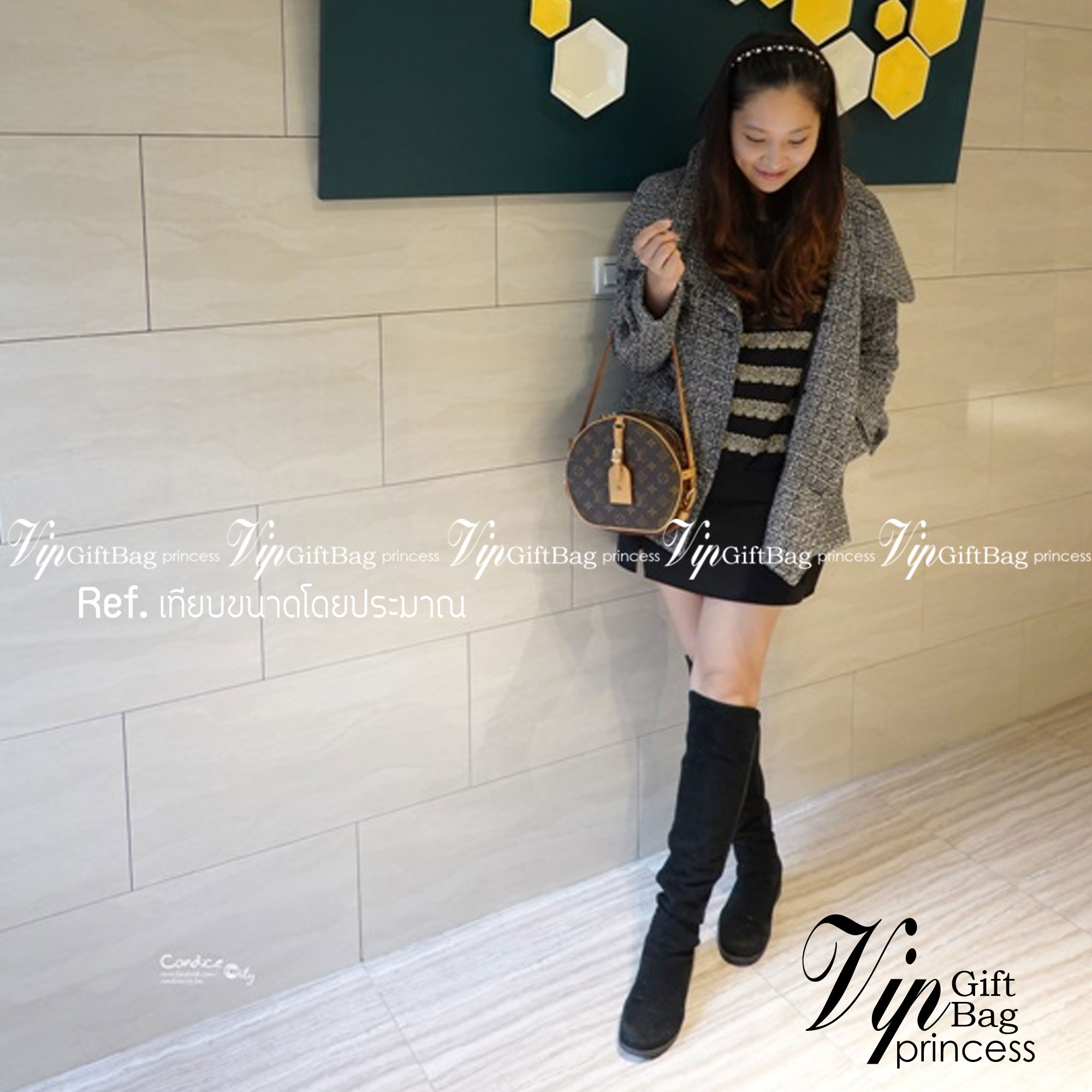 LV Boite Chapeau Souple MM กระเป๋าสะพายโดดเด่นด้วยรูปทรงกลมลายโมโนแกรมสุดชิค ขนาดกะทัดรัด เป็นรุ่นที่ตอบโจทย์และครองใจสาวๆ ได้อย่างแท้จริง ควรมีติดตู้ไว้สักใบ สามารถใช้งานได้ทั้งในชีวิตประจำวัน ไปเที่ยว ชอปปิ้ง รวมไปถึงงานสังสรรค์ค่ะ