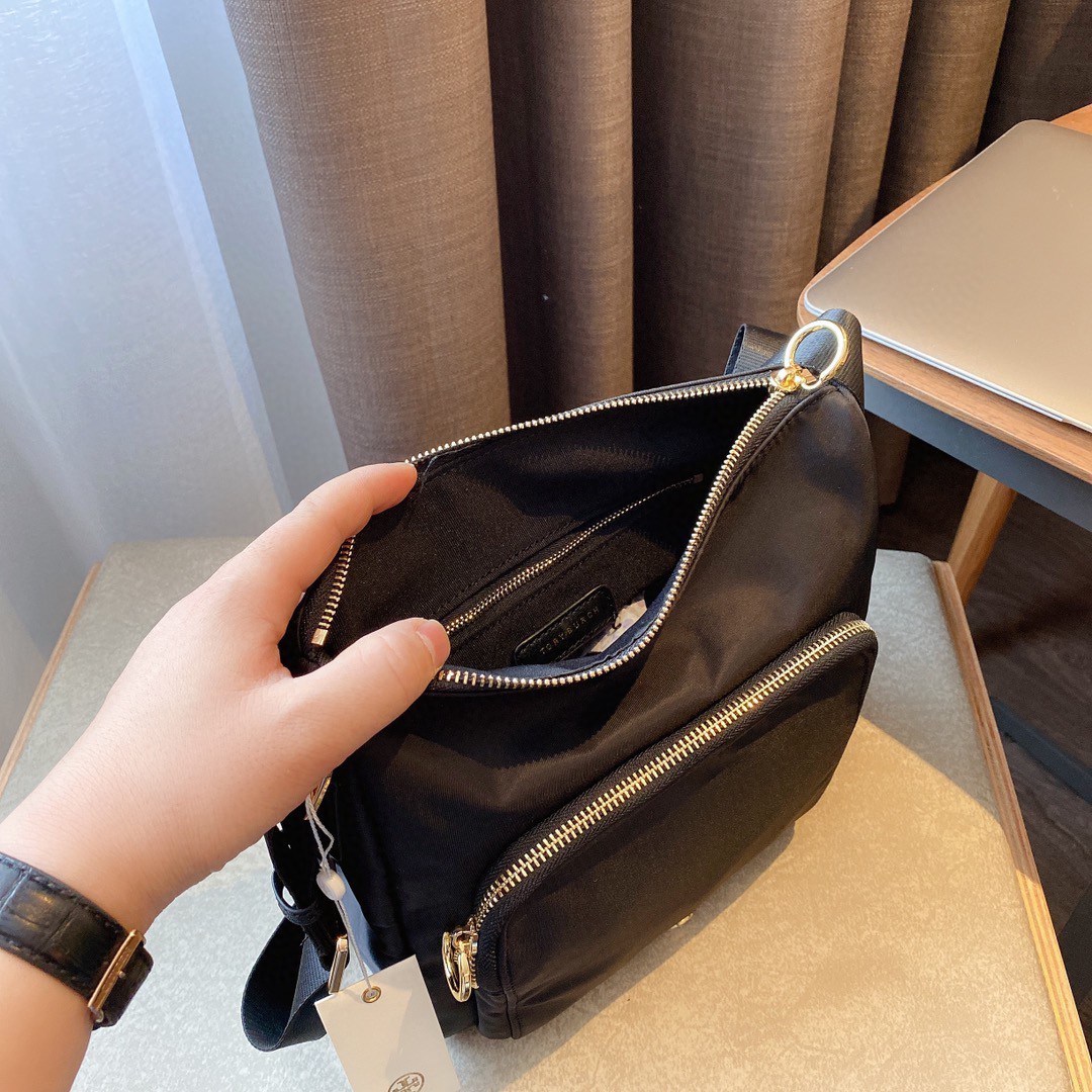 ของแท้ 💯% TORY BURCH NYLON CROSSBODY BAG กระเป๋าสะพาย แบบ CROSSBODY วัสดุ NYLON ทั้งใบตัดด้วยหนังลาย SAFFIANO เปิดปิดแบบฝาพับปลอดภัย มีข้องใส่ของใหญ่จุใจ