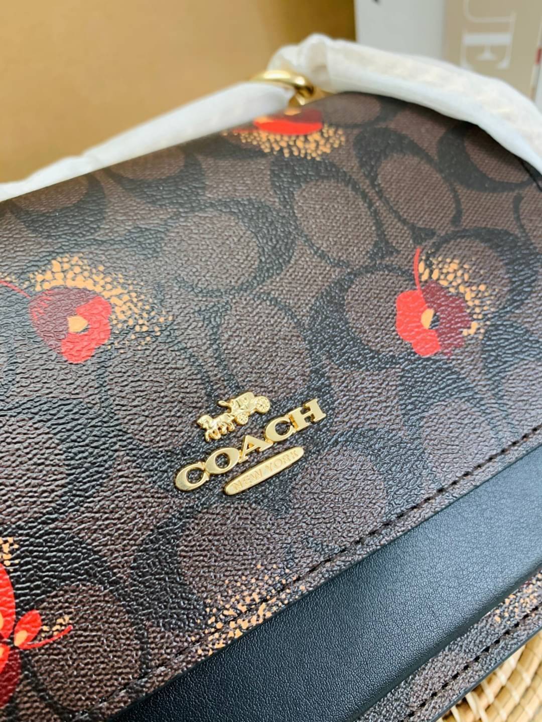 OUTLET 】COACH KLARE CROSSBODY IN SIGNATURE CANVAS WITH POP FLORAL PRINT ((C5797)) สวยมากๆ อยากให้ได้ไปจริงๆจ้าา พร้อมส่งที่ไทย สวยมากๆค่ะ 🌺 ✔️กระเป๋าสะพายแบบครอสบอดี้ร์ หนังแท้สวย ✔️พร้อมป้ายห้อยโลหะแบรนด์หรู 🌺จุดเด่นของรุ่นค