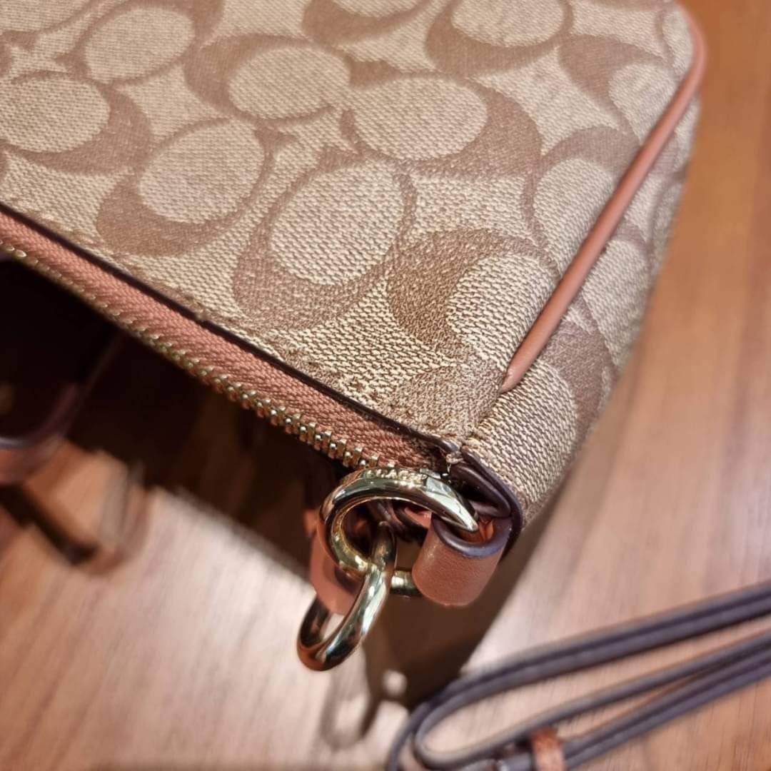 COACH F58321 TOP HANDLE POUCH อีกรุ่นฆ่าไม่ตาย!! 😎 ขายดีขายหมด ขายรวยขายปังๆ!! กระเป๋าพอชจากโค้ช ทรงใช้งานง่าย สะดวก กะทัดรัด วัสดุหนังแคนวาสเคลือบคุณภาพดี มาพร้อมสายคล้องในตัว และสายสะพาย crossbody ปรับเปลี่ยนได้ตามสไตล์ อีกหนึ่งไอเท็มที่สาวๆต้อง