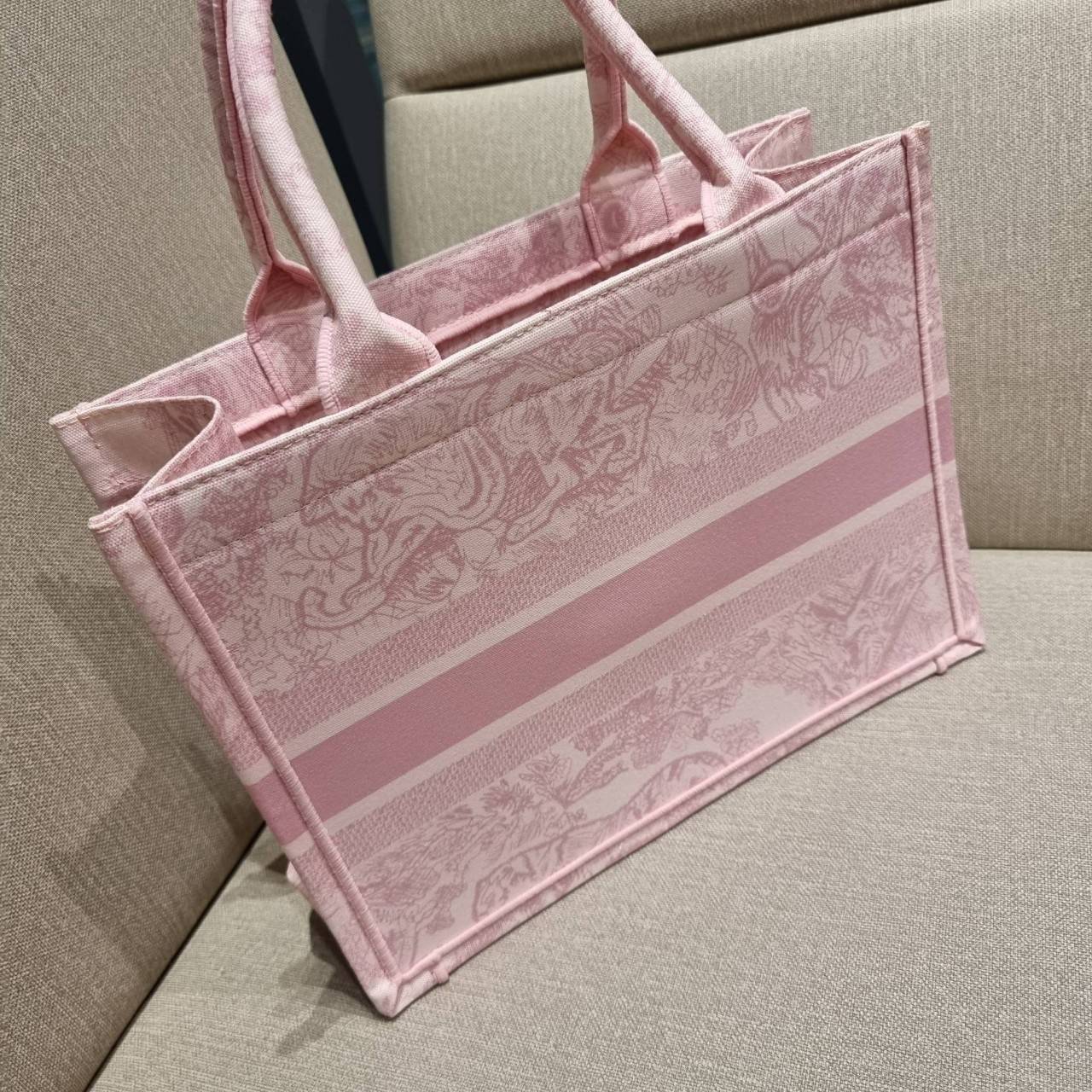 VIP 】HOT ARRIVAL!! DIOR CD SHOPPING BAG WITH GWP กระเป๋าทรงช้อปปิ้งใบใหญ่ จุใจ!! พรีเมี่ยมกิ๊ฟรุ่นดับเบิ้ลฮอต ดีไซน์คลาสสิควินเทจ สวยหรู วัสดุผ้าแคนวาสลายกราฟฟิค ภายในโล่งกว้างมากๆ ใส่ของจุสุดๆ โน้ตบุ้ค ไอแพด กระเป๋าสตางค์ มือถือ หรือเสื้อผ้ายังได้ สะพายค