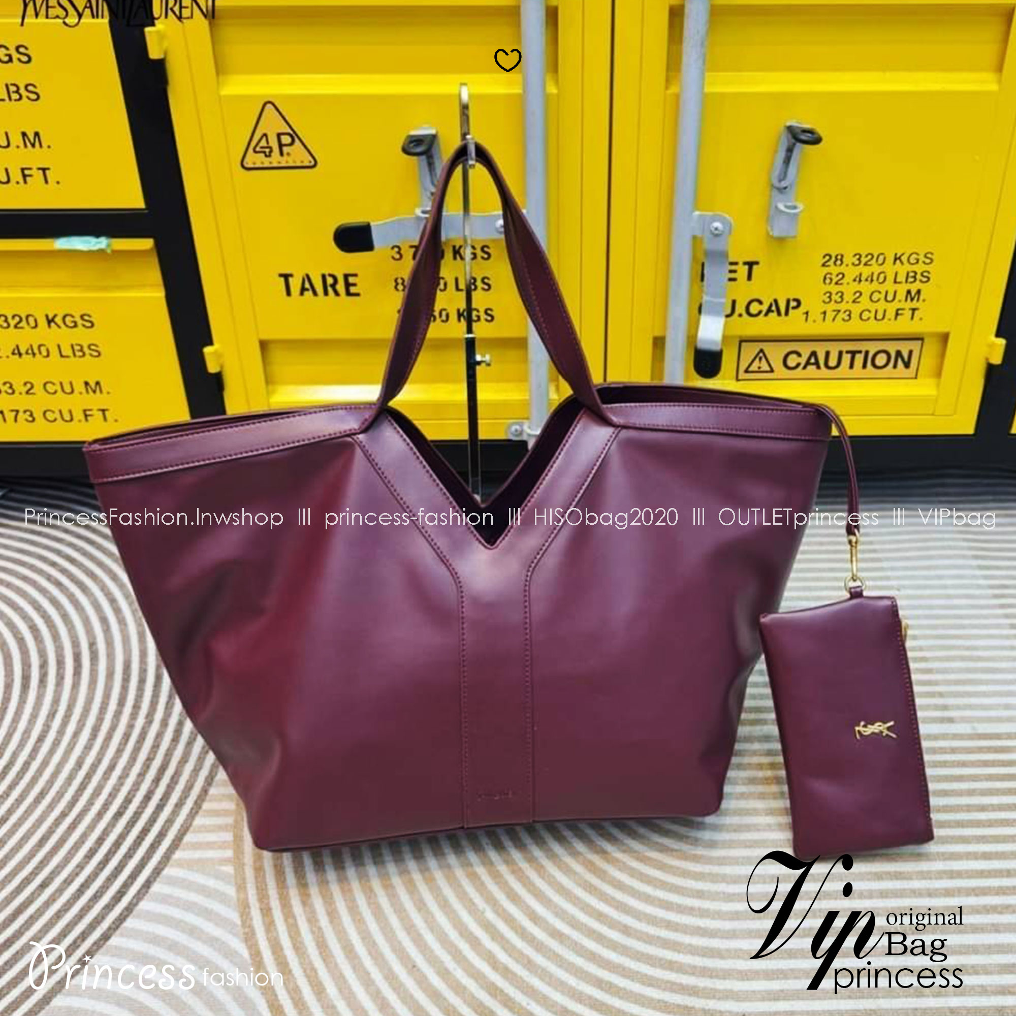 YSL Y TOTE IN LEATHER BAG กระเป๋าสะพายทรงโท้ทใบใหญ่ รุ่นใหม่ล่าสุด งานหนังสวยเต็มใบ ดีไซส์เรียบหรูดูแพงอย่างแท้จริง ภายในโล่งกว้างมาก จุของได้เยอะสุด เอาใจสายแบกแต่ยังคงความหรูไว้ในตัวอย่างแน่นอน