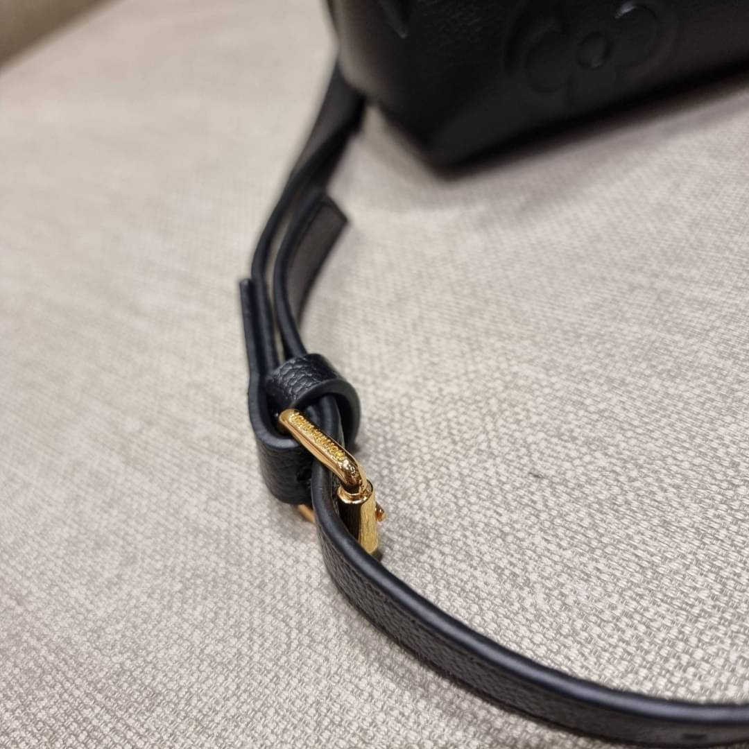 VIP 🥂 LV MADELEINE BAG ใหม่ล่าสุด อีกหนึ่งรุ่นคลาสสิคหายาก ที่สาวๆรอคอย กระเป๋าถือ/สะพายข้าง ดีไซน์เรียบง่าย แต่เต็มไปด้วยดีเทลความหรู วัสดุหนังวัวปั๊มลายเอกลักษณ์ เปิด‐ปิดด้วยอะไหล่กดล็อคสีทองหรู และมีพวงหนังห้อยพิเศษแถมมาให้ด้วย ภายในแบ่งสัดส่วน