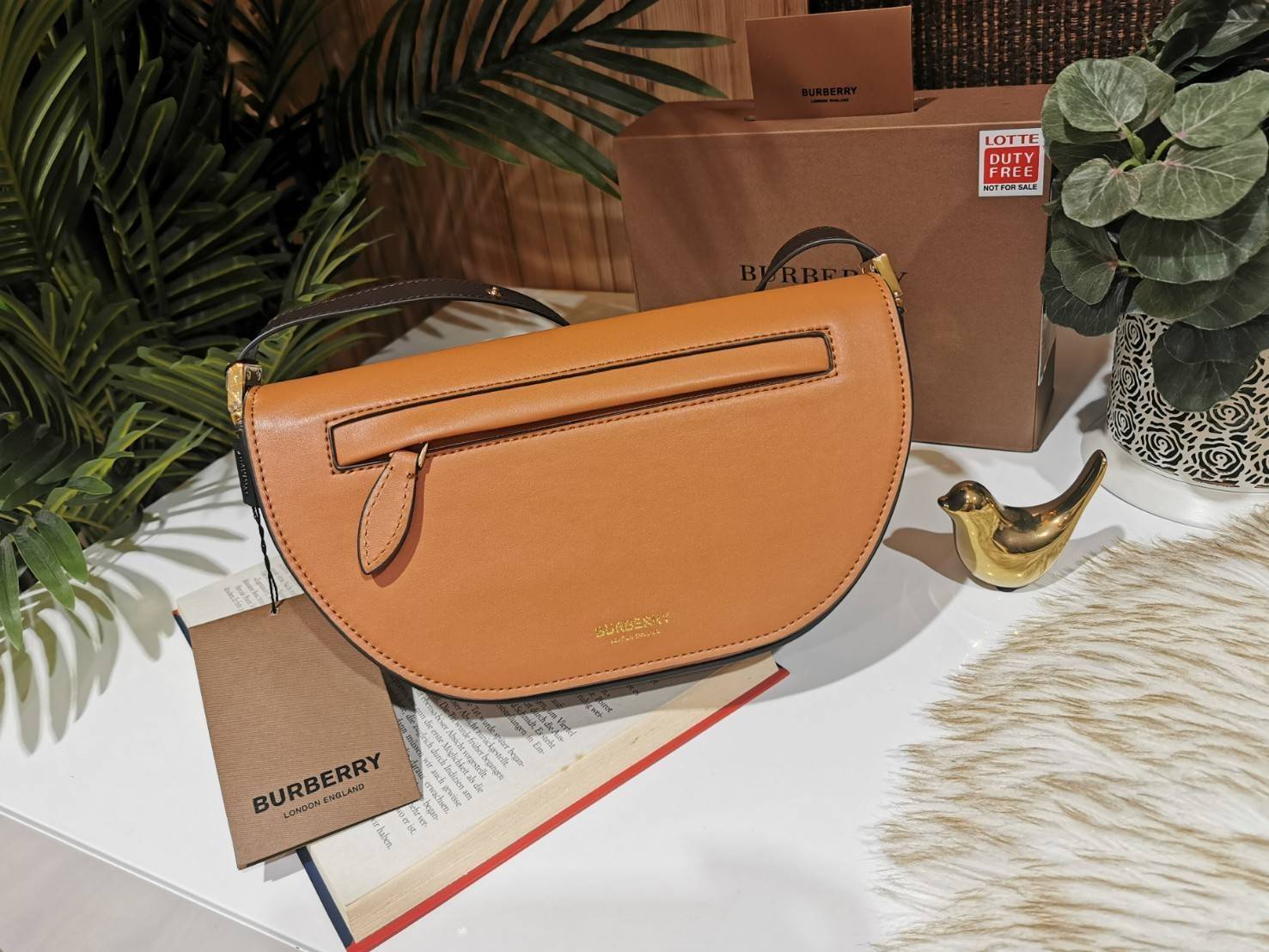 BURBERRY FRAGRANCES HALFMOON BAG VIP GIFT WITH PURCHASE (GWP) กระเป๋าสะพายพรีเมี่ยมกิ๊ฟ Limited Edition รุ่นใหม่จากน้ำหอม BURBERRY DUTY FREE วัสดุหนังแท้ CalfSkin ดีไซน์สวยหรูอยู่ทรงมีโลโก้แบรนด์และช่องซิปด้านหน้า ด้านหลังมีช่องใส่ของ เปิดปิดด้วยฝาปิดแม่เ