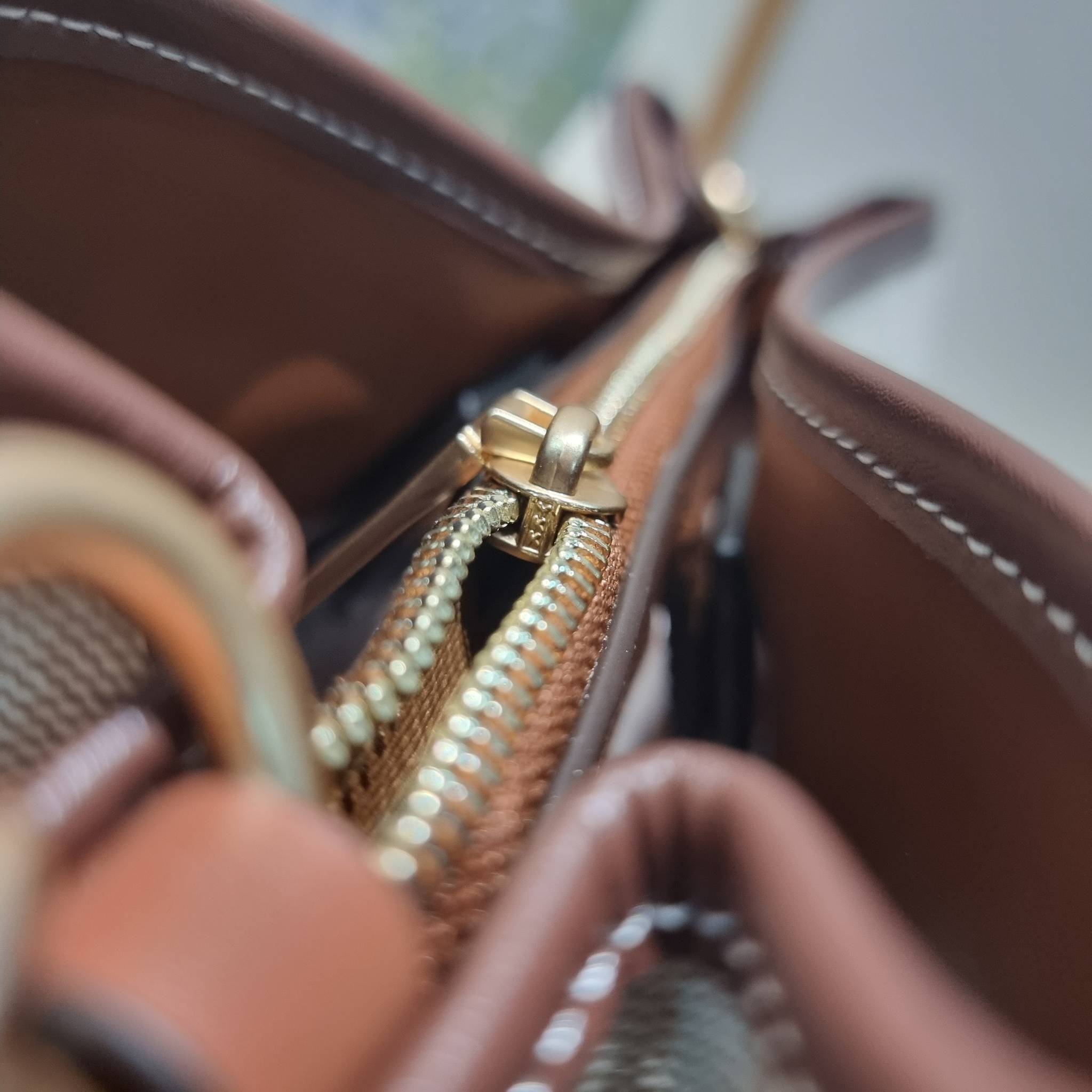 COACH CH190 HANNA SHOULDER BAG น้องใหม่ เรียบหรู ดูแพง กับกระเป๋าสะพายไหล่ทรงสวย โทนสีคลาสสิค ดีไซน์ตกแต่งสายคาดจับจีบข้างกระเป๋าเพิ่มดีเทล มาพร้อมหูจับถอดแยกได้