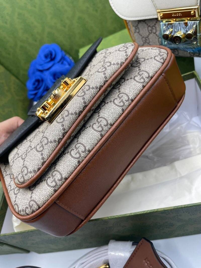 VIP GIFT 】หนังแท้ GUCCI mini Padlock bag GG Supreme canvas หนึ่งในแบรนด์เนมยอดฮิตระดับโลกที่สายแฟชั่นตัวจริงต้องมีสักใบในตู้ เพราะเป็นแบรนด์ที่เหล่าบรรดาเซเลปและดาราใช้กันเยอะมาก รุ่นก็เป็นอีกหนึ่งใบที่คุ้มค่าคุ้มราคามากค่ะ ด้วยดีไซน์ที่ใช้งานได้หลายโอกาส