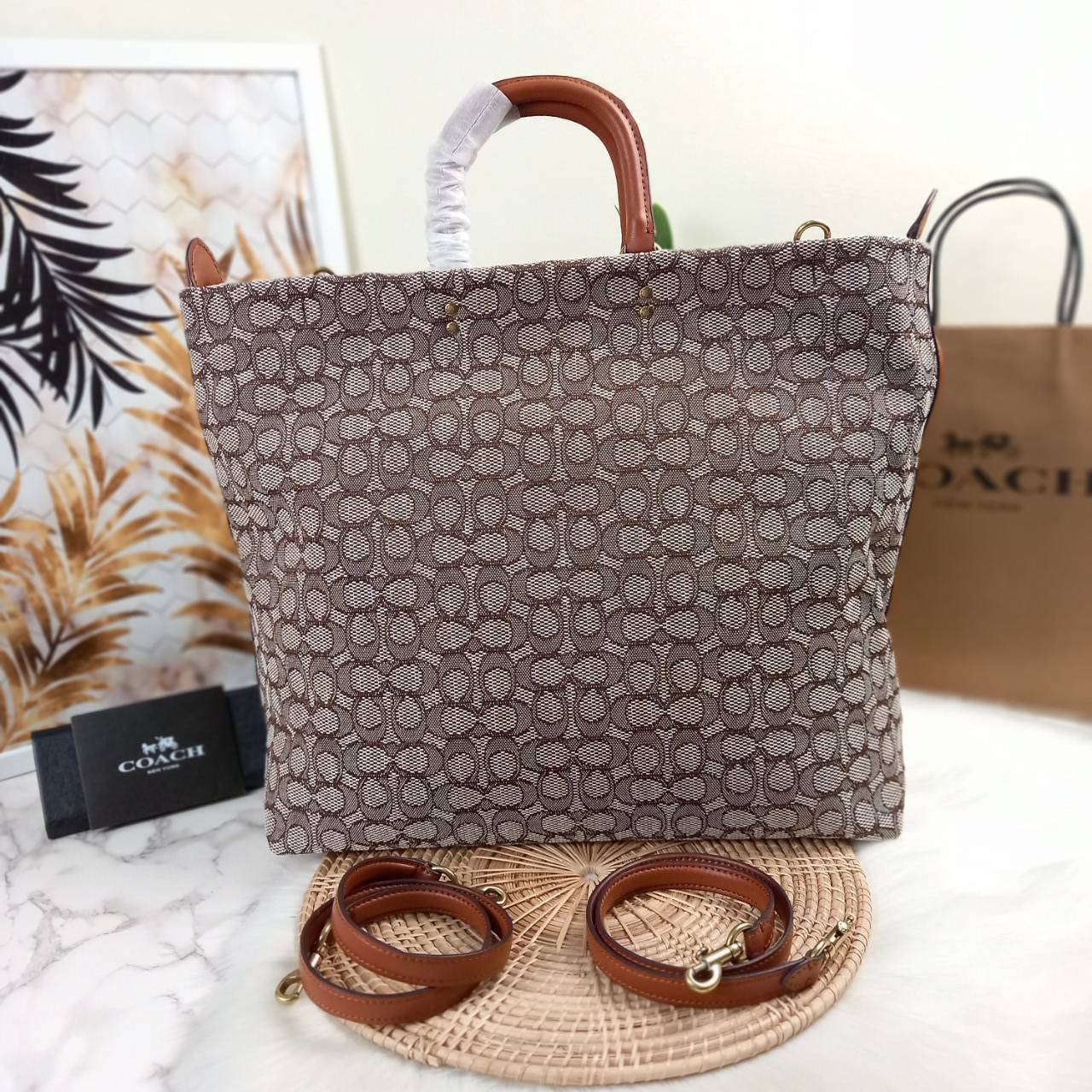 คอลเลคชั่นนี้ เด็ดมากๆ🌺😎//>>COACH ROGUE TOTE IN SIGNATURE TEXTILE JACQUARD(COACH C6161)🍁กระเป๋าทรงTOTE ใบใหญ่ จุของได้สะใจสุดๆ จะถือ หรือสะพายได้ตามดีไซน์การใช้งาน มีสายสะพายยาวให้ 2 เส้น แบบสะพายคู่//วัสดุ JACQUARD ตัดขอบหน้