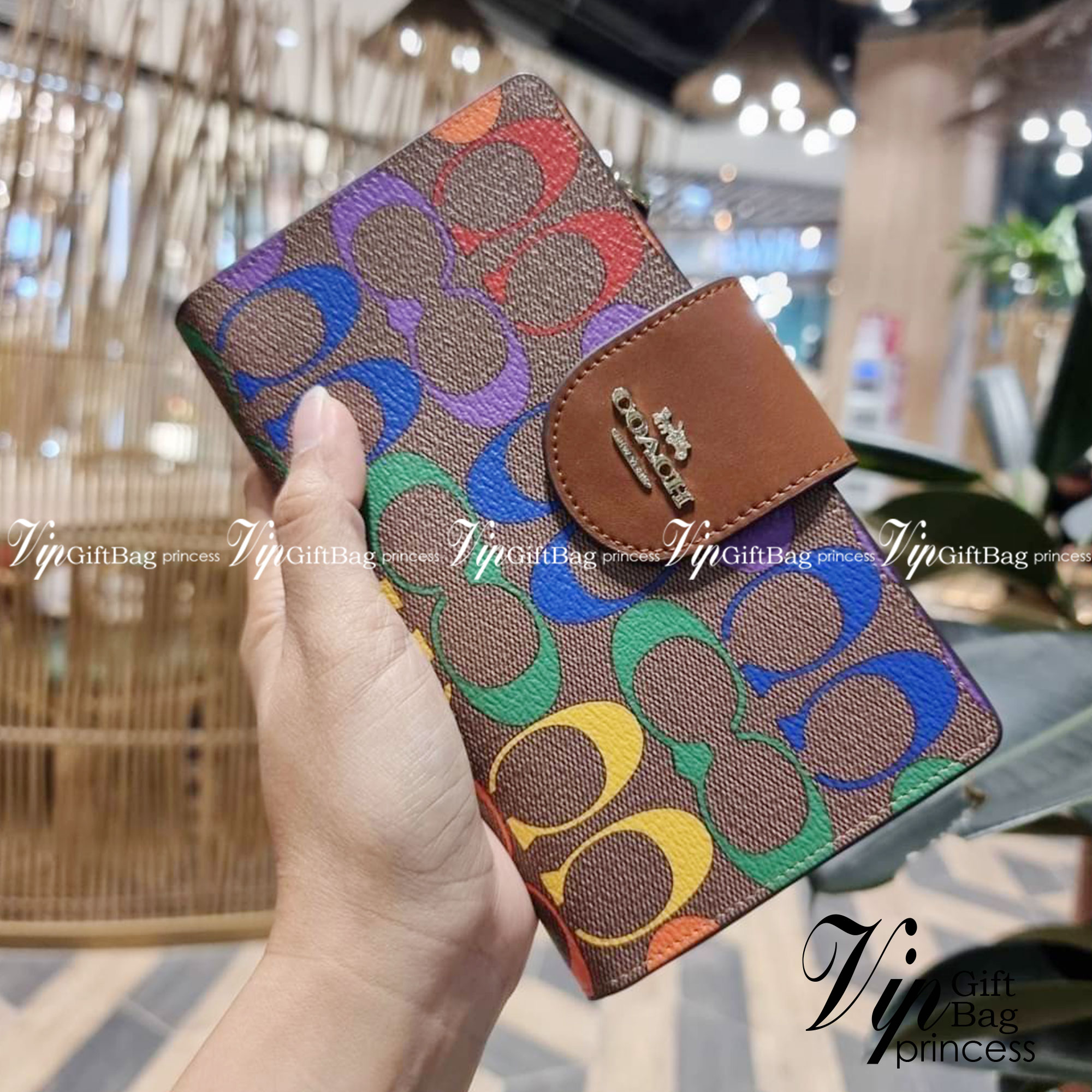 COACH C9944 TECH WALLET IN RAINBOW SIGNATURE CANVAS ดีไซน์ใหม่ คอลเลคชั่นสวยหรู กระเป๋าสตางค์พร้อมสายคล้องมือ ง่ายต่อชีวิตมากจ้า!! มันดี มันพร้อม มันสวยจริงจัง!! ใส่ได้ทั้งบัตร และโทรศัพท์ก็ใส่ได้ทุกรุ่น แถมยังมีช่องซิปแยกไปอีก ช่องเยอะไม่ต้องห่วงจริงๆ วั