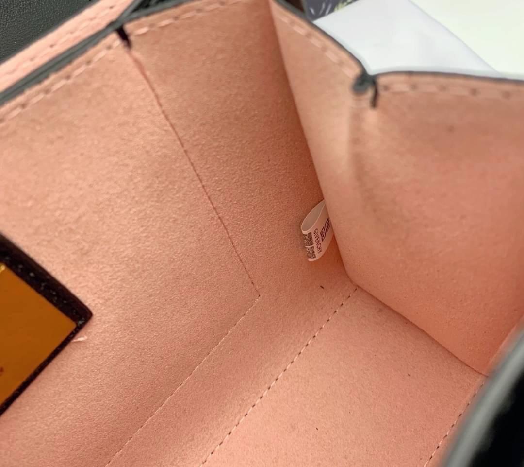 VIP 】หนังแท้ Givenchy GV3 Bag 9” สวยหรู ดูเป็นคนมีเทสดีเลยค่าา ดีไซน์คือสวยมีคลาส มีระดับสุดๆ พร้อมสายโซ่อะไหล่ทอง ละมุนตามากค่าา รุ่นนี้ขายดีมาก ได้มาน้อยด้วยนะคะ สาวๆ รีบจับจอง อย่าคิดนาน ราคานี้กับคุณภาพถือว่าคับแก้วมั๊กมากกกก ไม่ซื้อทนไหว ^^