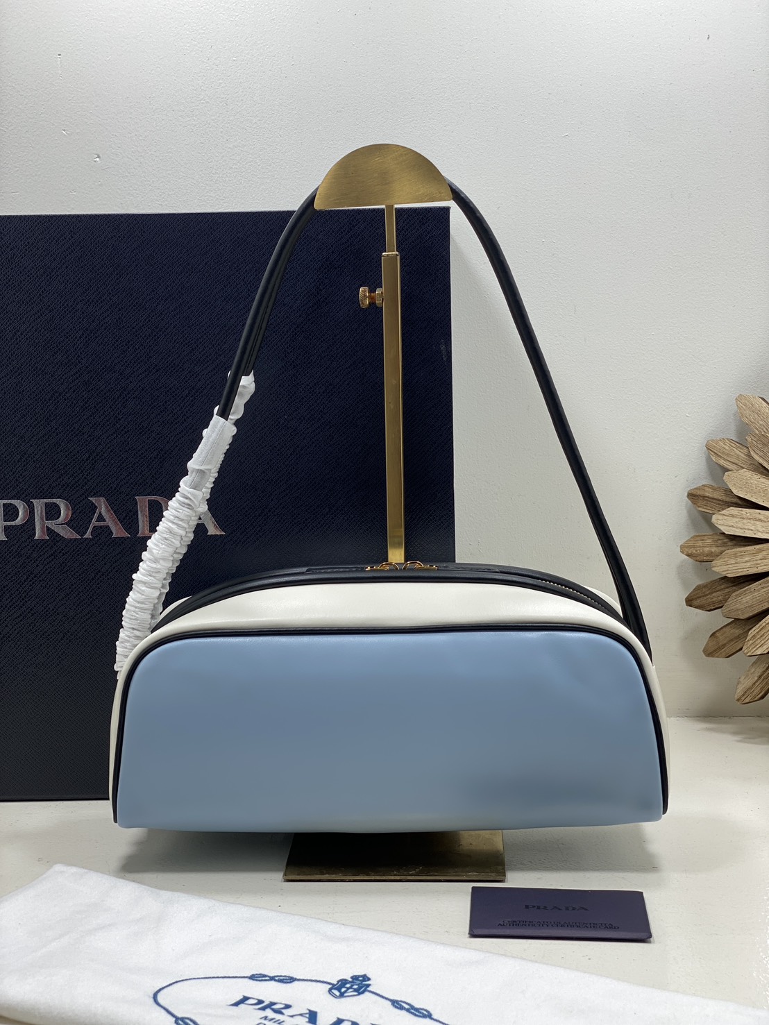 TOP ORI หนังแท้ | Prada Swing smooth leather shoulder bag / Prada Hobo Bag กระเป๋าสะพายสไตน์สปอร์ตเรียบหรูดีไซน์ใหม่เรียบง่าย หนังแท้เรียบสวยสัมผัสนุ่มละมุน โทนสีทูโทนแต่งแต้มสีสันให้โดดเด่น