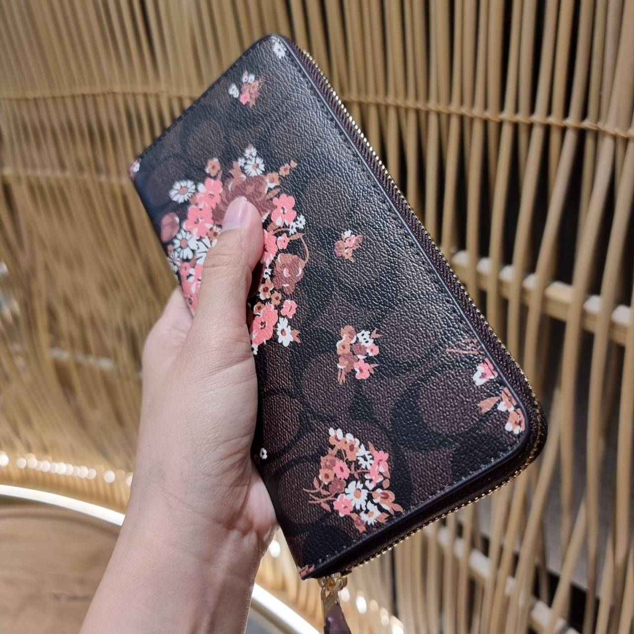 COACH ACCORDION ZIP WALLET IN SIGNATURE CANVAS WITH PRAIRIE ROSE / JUMBO FLORAL / CAMO ROSE FLORAL / MEDLEY BOUQUET PRINT ((F31572/F39189/F26290/F2859)) สวยคลาสสิคไม่มีใครเกิน!! กระเป๋าสตางค์ใบยาว ลวดลายสวย สีสันโดดเด่น วัสดุหนังแคนวาสเคลือบ เปิด-ปิดด้วยซ