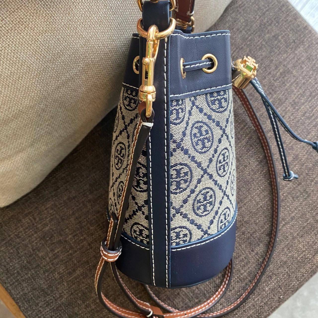 ของแท้ 💯% 】Tory Burch Monogram Jacquard Mini Bucket Bag กระเป๋าถือหรือสะพายไหล่ วัสดุผ้า Canvas โลโก้ Jacquard ทรงถัง ตั้งอยู่ทรง กระเป๋าปักลายแบรนด์ สวยหรู