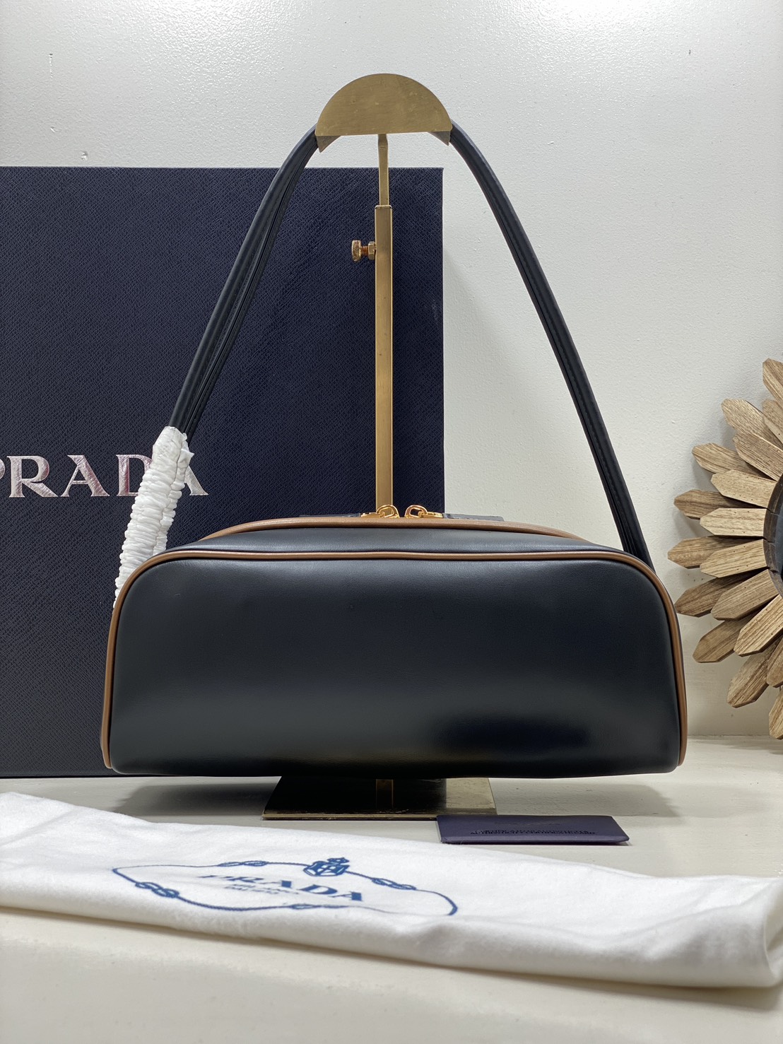 TOP ORI หนังแท้ | Prada Swing smooth leather shoulder bag / Prada Hobo Bag กระเป๋าสะพายสไตน์สปอร์ตเรียบหรูดีไซน์ใหม่เรียบง่าย หนังแท้เรียบสวยสัมผัสนุ่มละมุน โทนสีทูโทนแต่งแต้มสีสันให้โดดเด่น