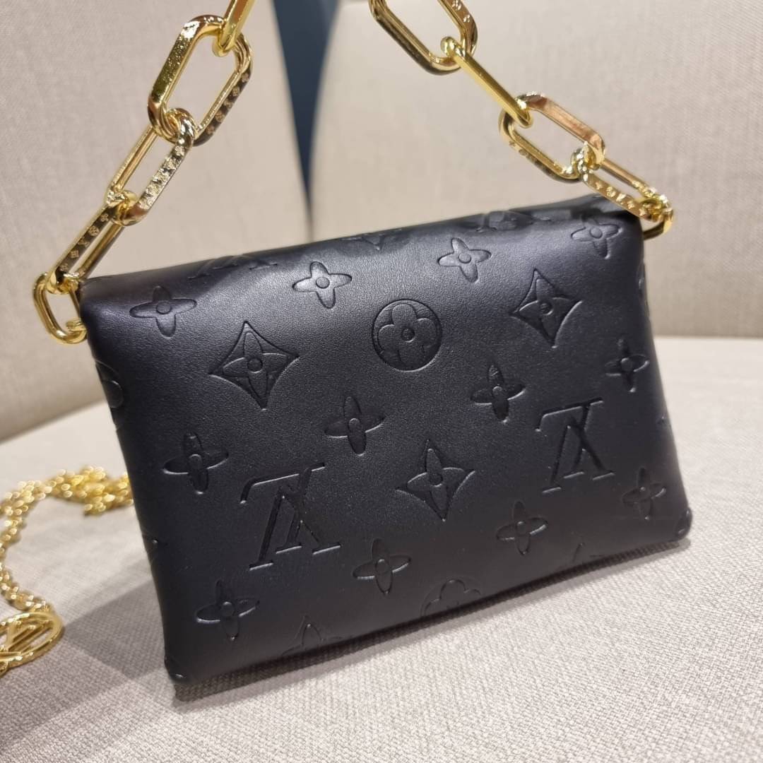 VIP 🥂 LV POCHETTE COUSSIN กระเป๋าสะพายกึ่งคลัชท์ ไซส์มินิ น่ารักมากๆ สุดหรูด้วยวัสดุหนังแกะปั๊มลายสวยคม ฟูนุ่ม สัมผัสดี มาพร้อมสายโซ่ใหญ่ในตัว ดูแพง!! และสายโซ่เล็กสะพายข้างได้กำลังสวย เปิด-ปิดด้วยกระดุมแม่เหล็ก ภานในเป็นช่องโล่ง แบ่งสัดส่วน ใส่ขอ