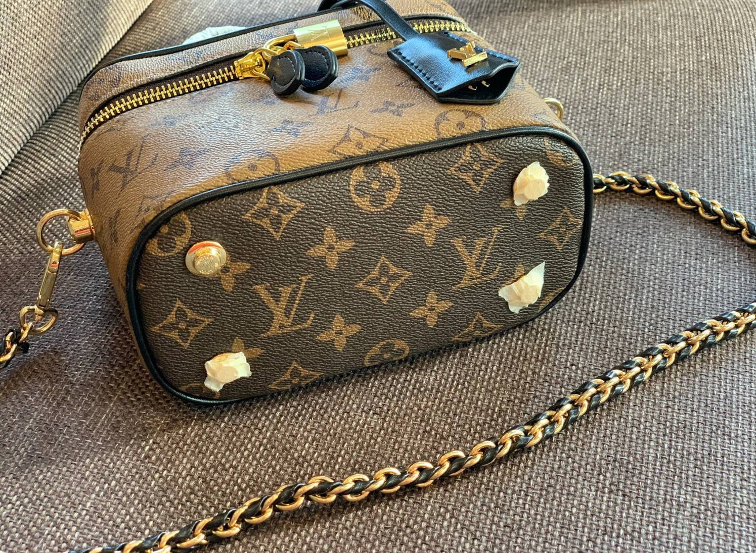 LOUIS VUITTON VANITY PM MONOGRAM 💫พร้อมส่ง จำนวนจำกัด พลาดคือรอนานมากค่ะ! กระเป๋า LV หิ้วก็เริ่ด สะพายข้างก็เก๋ ไม่แพ้กันเลยค่ะ หนังแท้ หนังนิ่มมาก จับแล้วไม่สากมือแข็งทื่อนะคะ! เปิดปิดกระเป๋าแบบซิปคู่รอบห้อยอะไหล่กุญแจแบรนด์พร้อมความหรูเข้ามาเพิ่