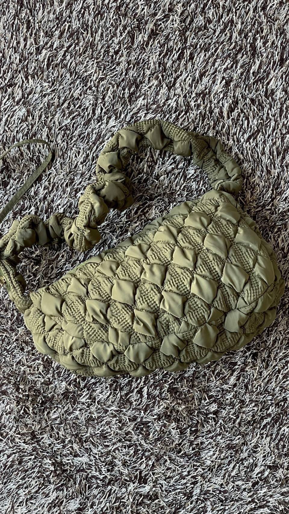 Cozy Shoulder Bag / Carlyn Bag 2022 สายแฟชั่นเกาหลีห้ามพลาด‼️ เป็นกระเป๋าที่กำลังได้รับความนิยมอย่างมากในเวลานี้ ถูกออกแบบมาให้มีลักษณะนุ่มนิ่มไม่ต่างจากพัฟเฟิลโค้ตหรือผ้านวม เลือกหยิบมาใช้ แมตช์เข้ากับคอสตูมได้ในแต่ละวัน