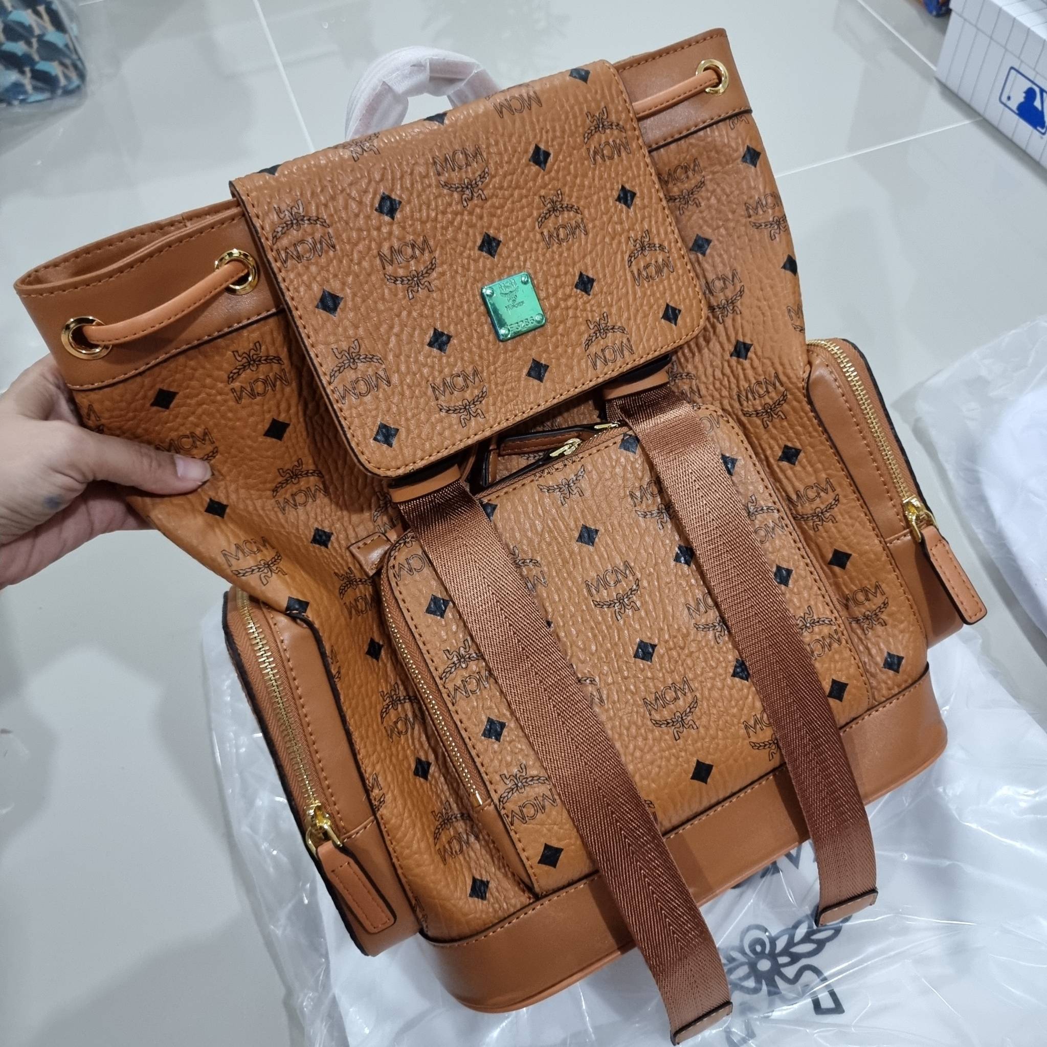 M.C.M SMALL BRANDENBURG BACKPACK IN VISETOS อีกหนึ่งไอเท็ม เอาใจสายเที่ยวแบบจัดหนัก ไม่รู้จะมีใบไหนคุ้มได้มากกว่านี้อีกแล้ว กระเป๋าเป้ใบใหญ่กำลังดี ดีไซน์ไม่ซ้ำใคร ฟังก์ชั่นการใช้งานตอบโจทย์หลายๆคนแน่นอน