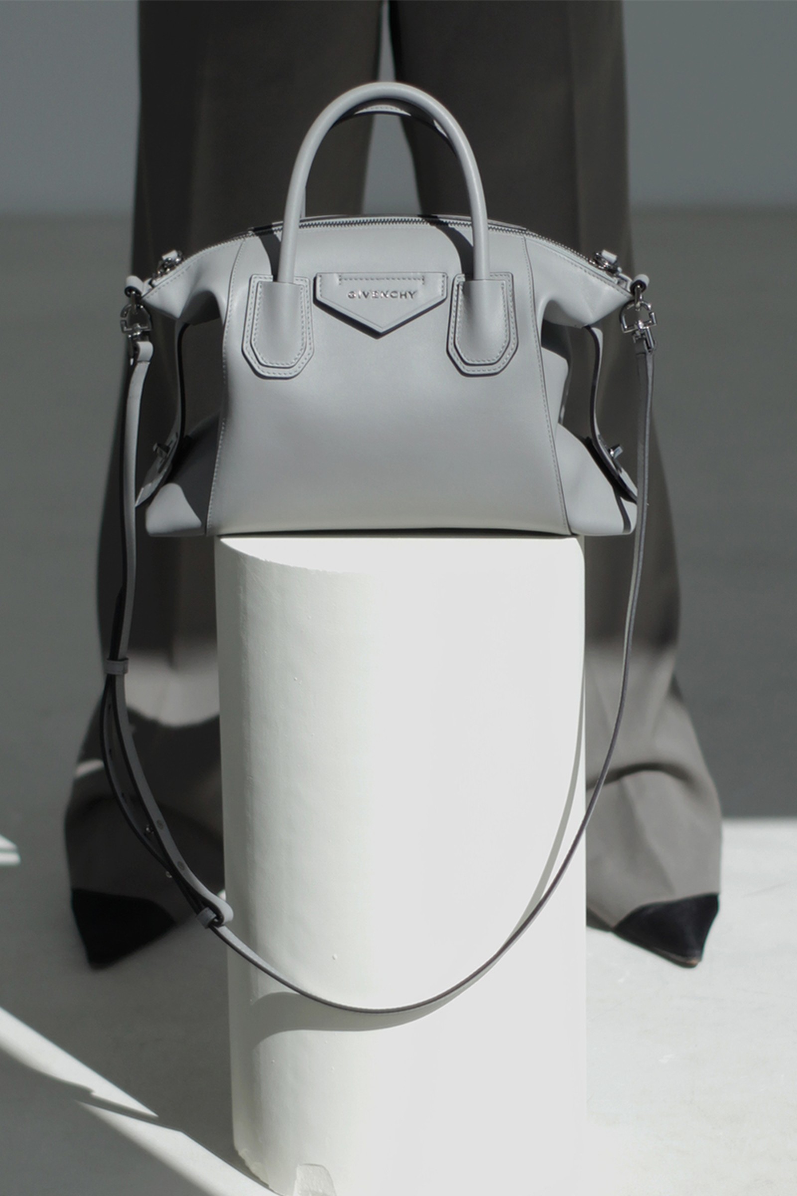 GIVENCHY Antigona Soft leather tote bag ฟรีผ้าผูก!! กระเป๋าสะพายข้าง ทรงสวยมากค่ะ มี 2 ขนาด รุ่นยอดนิยมดาราเซเลปใช้กันเพียบ งานจริงสวยหรูดูแพงมากนะค้าา ราคานี้คุ้มที่สุด มีมารอบนี้ 6 สี 2 ขนาด เลือกให้ปังไปเลยค่าาา