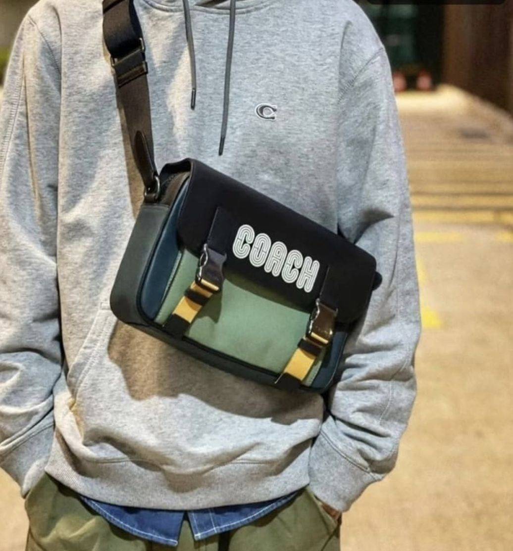 COACH TRACK CROSSBODY IN COLORBLOCK WITH COACH PATCH C6657 C8128 หล่อบอกต่ออีกหนึ่ง กระเป๋าสะพายทรงแมสเซ็นเจอร์ รุ่นเอาใจหนุ่มๆ ที่สาวๆก็อยากใช้!! ด้วยดีไซน์สีคัลเลอร์บล็อคที่โดดเด่น ทำให้ดูน่าใช้งาน วัสดุหนังแท้ สวยคมซ่อนหรู ฝากระเป๋ามีตัวล็อคแน่นหนา เปิ