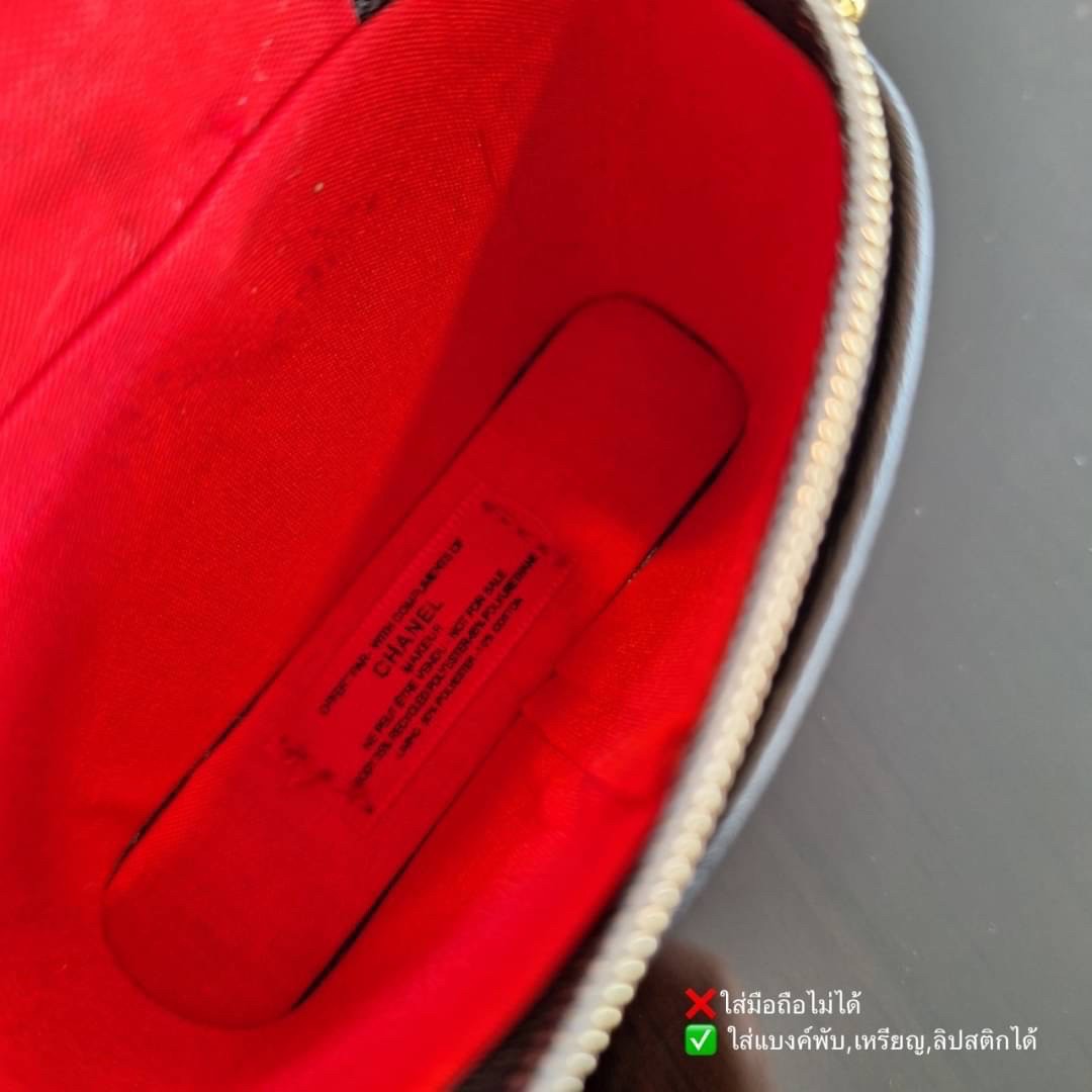 กระเป๋าสะพายข้างใบจิ๋ว งานปุ้กปิ้กน่ารัก CHANEL VIP BAG แบรนด์ดัง ตัวกระเป๋าหนังนิ่ม อยู่ทรง เปิดปิดด้วยซิปรอบ ด้านหน้าสกรีนโลโก้แบรนด์สีทอง