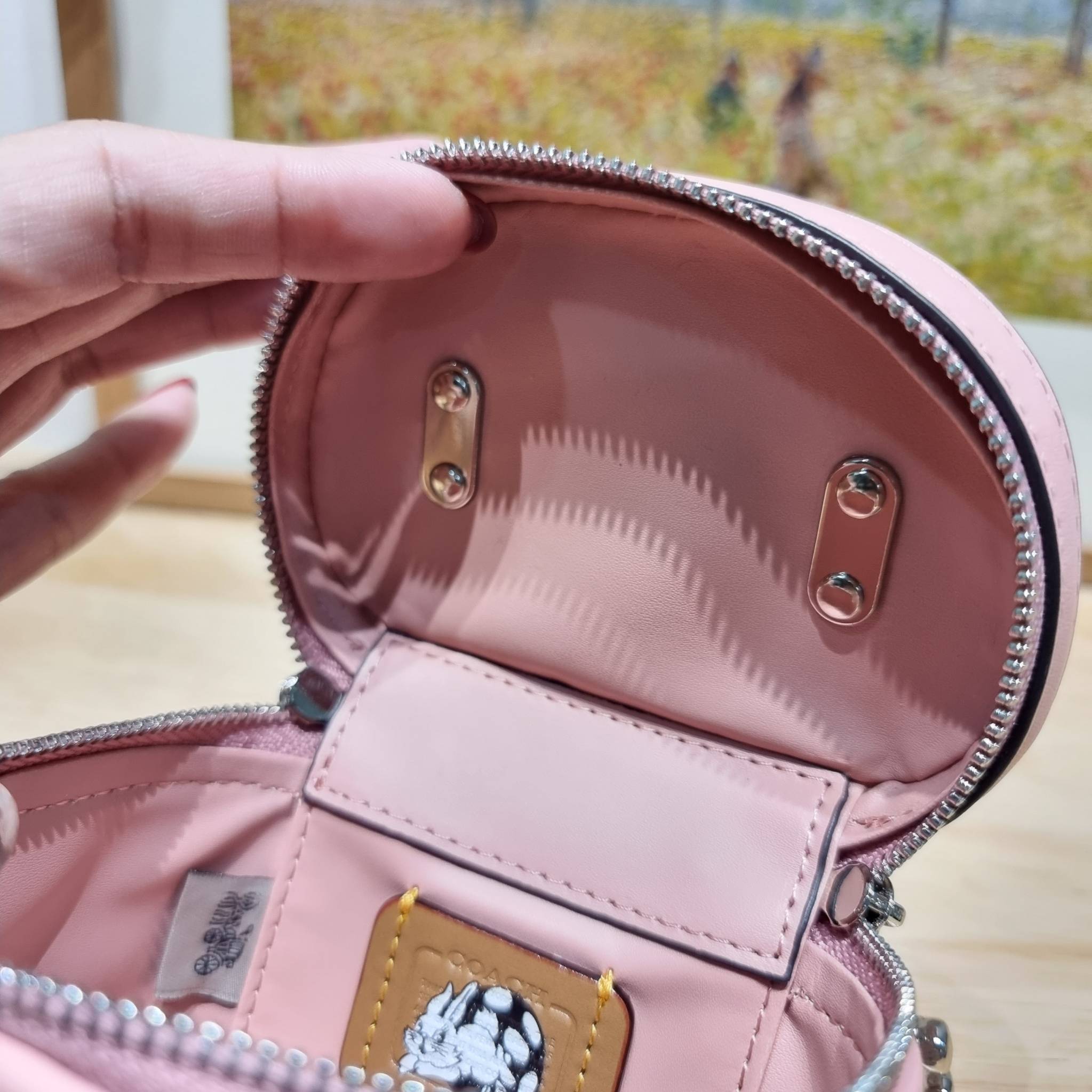 COACH TRAIL CROSSBODY 12 WITH RABBIT PRINT CN596 พร้อมส่ง กระเป๋าสะพายทรงกล่องทรงโค้ง น่ารักสุดฮิต โดดเด่นด้วยน้องกระต่าย และอะไหล่ตัวซีที่หัวซิป ใช้งานสะดวก