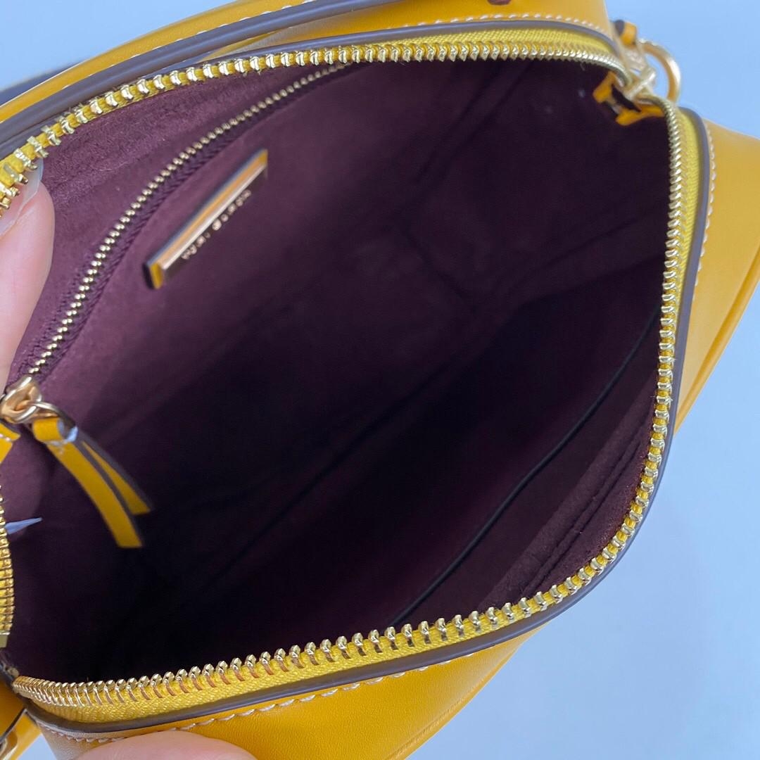 TORY BURCH T MONOGRAM JACQUARD CAMERA BAG กระเป๋าถือหรือสะพายข้าง ปักษ์ลายแบรนด์ วัสดุ Canvas ปักษ์ลายแบรนด์ เปิด-ปิด ด้วยซิป ภายในโล่ง มี1ช่องซิป1ช่องใส่ของจุกจิ๊ก ด้านหน้ามี1ช่องซิป สายยาวถอดสายได้ สวยเก๋ ไม่ควรพลาดเลยค่า