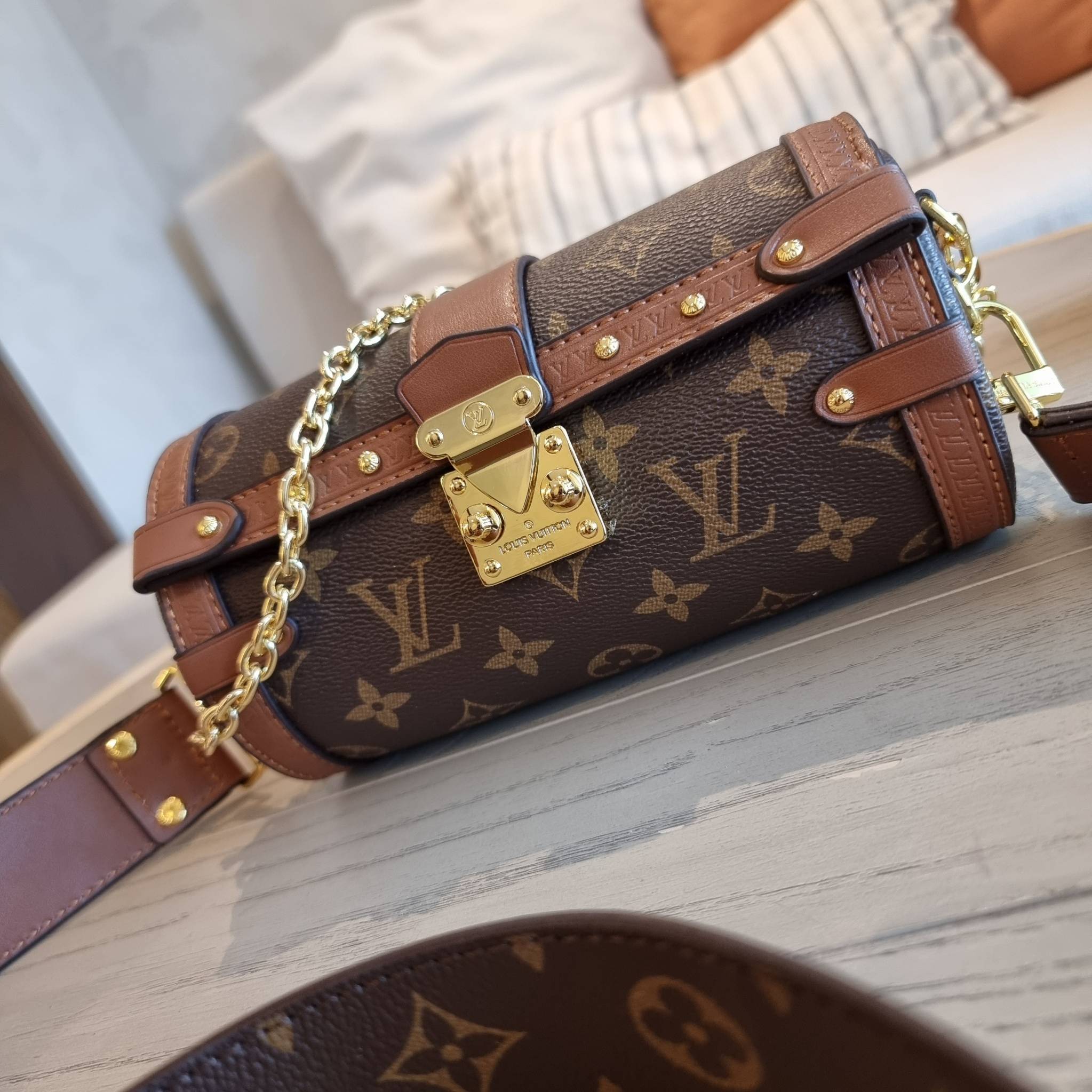 LV PAPILON TRUNK BAG กระเป๋าทรงสวย ดีไซน์หรู ไม่เหมือนใคร มีสายมาให้ 2 เส้น สายโซ่และสายหนังสปอร์ตเส้นใหญ่ วัสดุหนังแคนวาส เปิดปิดด้วยตัวกดล็อค ภายในโล่งกว้าง ใส่ของได้สบายๆที่สำคัญ ใบจริงสวยสุดคุ้ม งานหายาก ที่ไม่อยากให้สาวๆพลาดกันจ้า มาพร้อม box set ให้