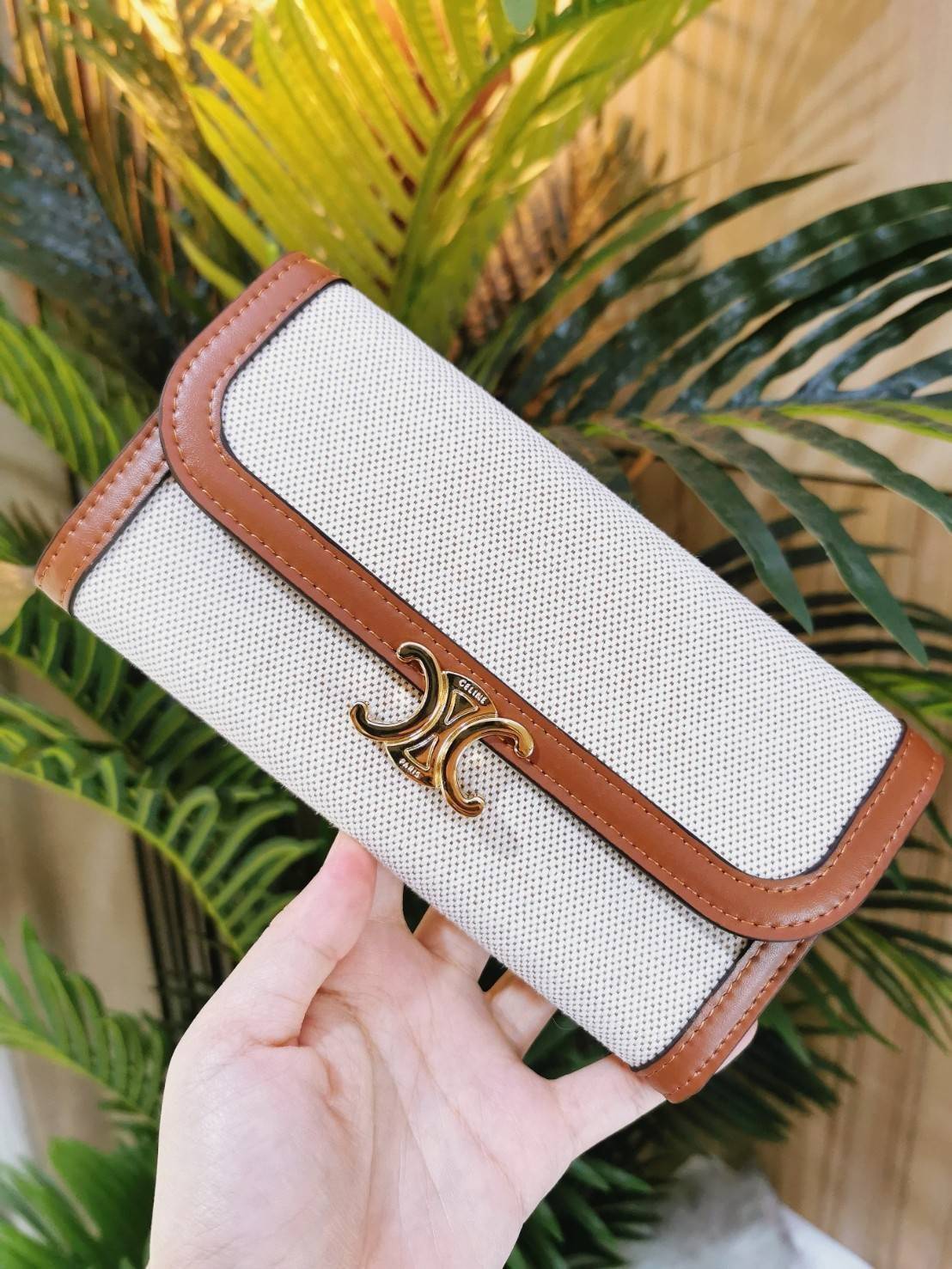 พรีเมี่ยมกิ๊ฟแท้ 100% 】CELINE LONG WALLET BAG VIP GIFT WITH PURCHASE-GWP กระเป๋าพรีเมี่ยมกิ๊ฟ Limited จาก CELINE HAUTE PARFUME DUTYFREE COUNTER วัสดุ Triomphe Canvas สวยอยู่ทรงเปิดปิดด้วยฝาปิดประดับโลโก้แบรนด์สีทองด้านหน้า ภายในมีช่องแบ่งเยอะมากค่ะ