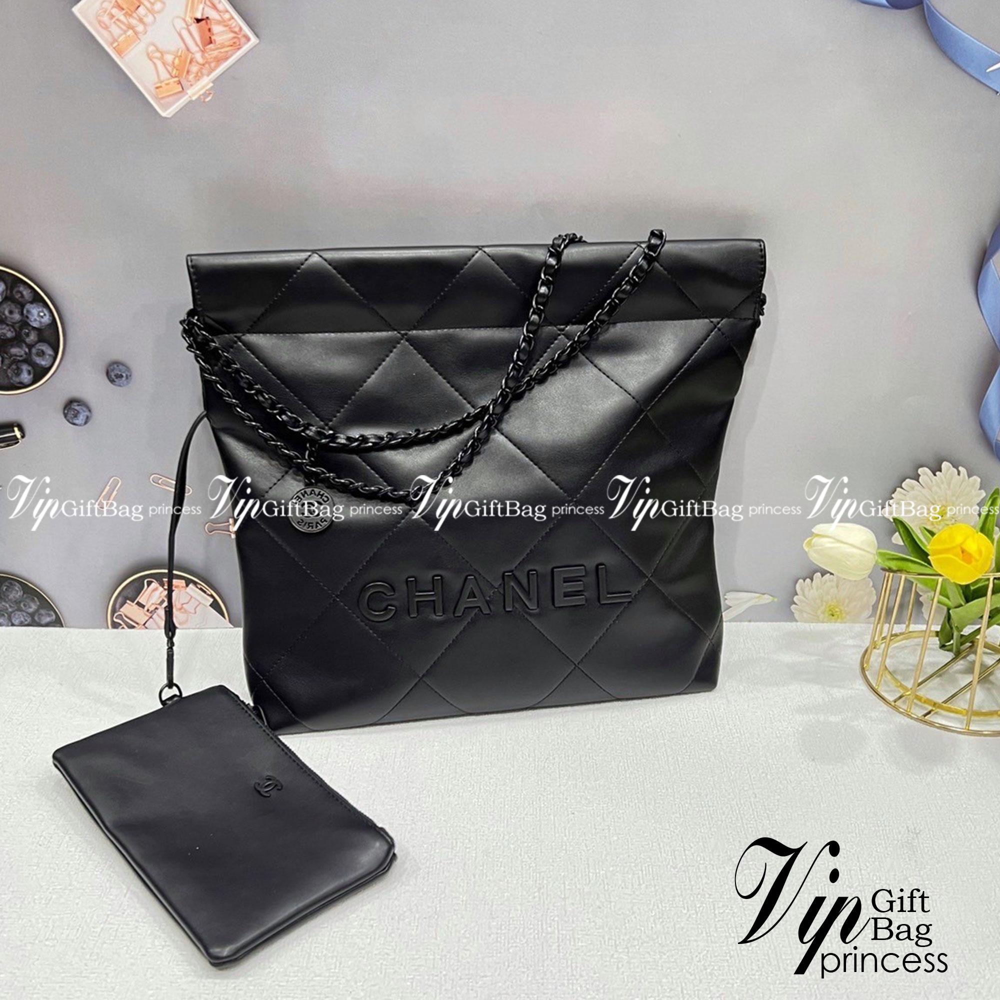 Chanel ss22 Logo CC shopping tote / Chanel 22 handbag 12" มาแรงที่สุดในตอนนี้ก็คือรุ่นนี้เลย ใช้งานง่ายรุ่นนี้สามารถใช้ได้ทั้งผู้หญิงและผู้ชายน้า เกินต้านที่สุดกับไอเท็มนี้ ที่สาวๆหรือใครๆก็ต้องมีแล้ว!! แค่เห็นก็หลงรัก กระเป๋าทรงสวย ดีเทลเรียบแต่มีคว