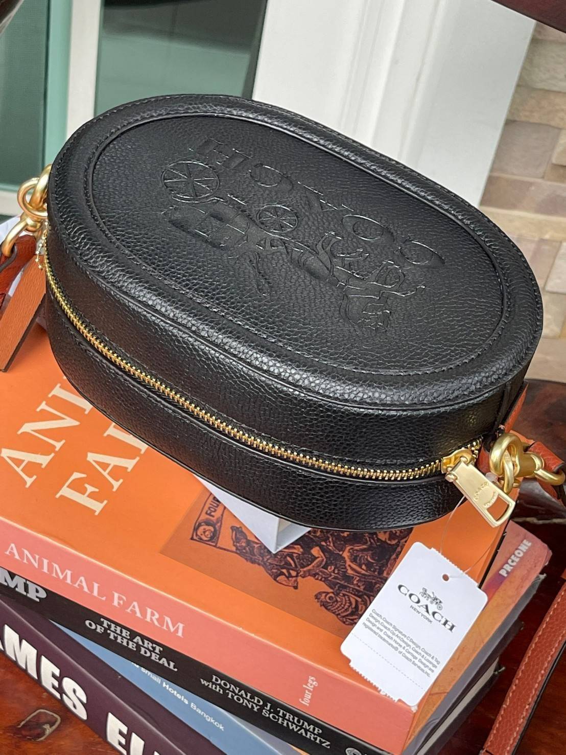 COACH CAMERA BAG IN COLORBLOCK WITH HORSE AND CARRIAGE (COACH C4164) กระเป๋าที่ดีไซน์ออกมาในทรงสะพายไหล่และทรง Camera คาดว่าเป็นรุ่นที่สาว ๆ เห็นแล้วจะต้องสะดุดตาเป็นพิเศษกับดีไซน์อันโดดเด่นที่ดูมีสไตล์ ไม่ว่าจะเป็นในวันสบาย ๆ หรือวันพิเศษก็สามารถนำไปมิกซ