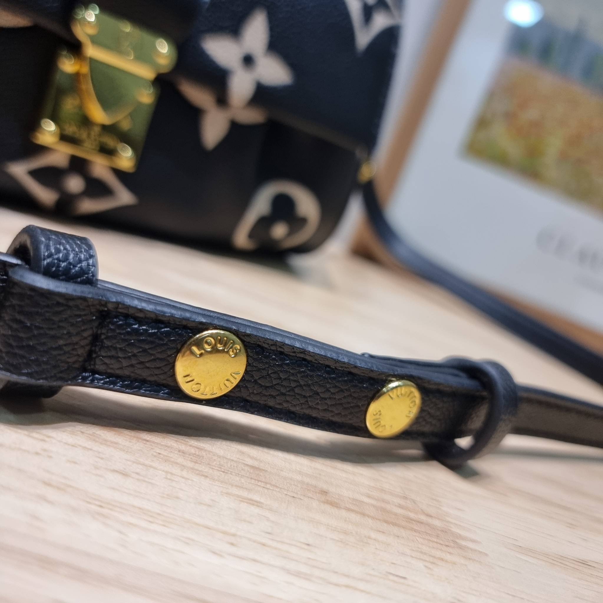 LV Favorite Bicolor Monogram Empreinte Leather - Handbags / LV FAVORITE BAG กระเป๋าสะพายคอลใหม่ล่าสุด สวยหรู ดูแพง ดีไซน์รูปทรงออกมาให้ใช้งานได้ง่าย