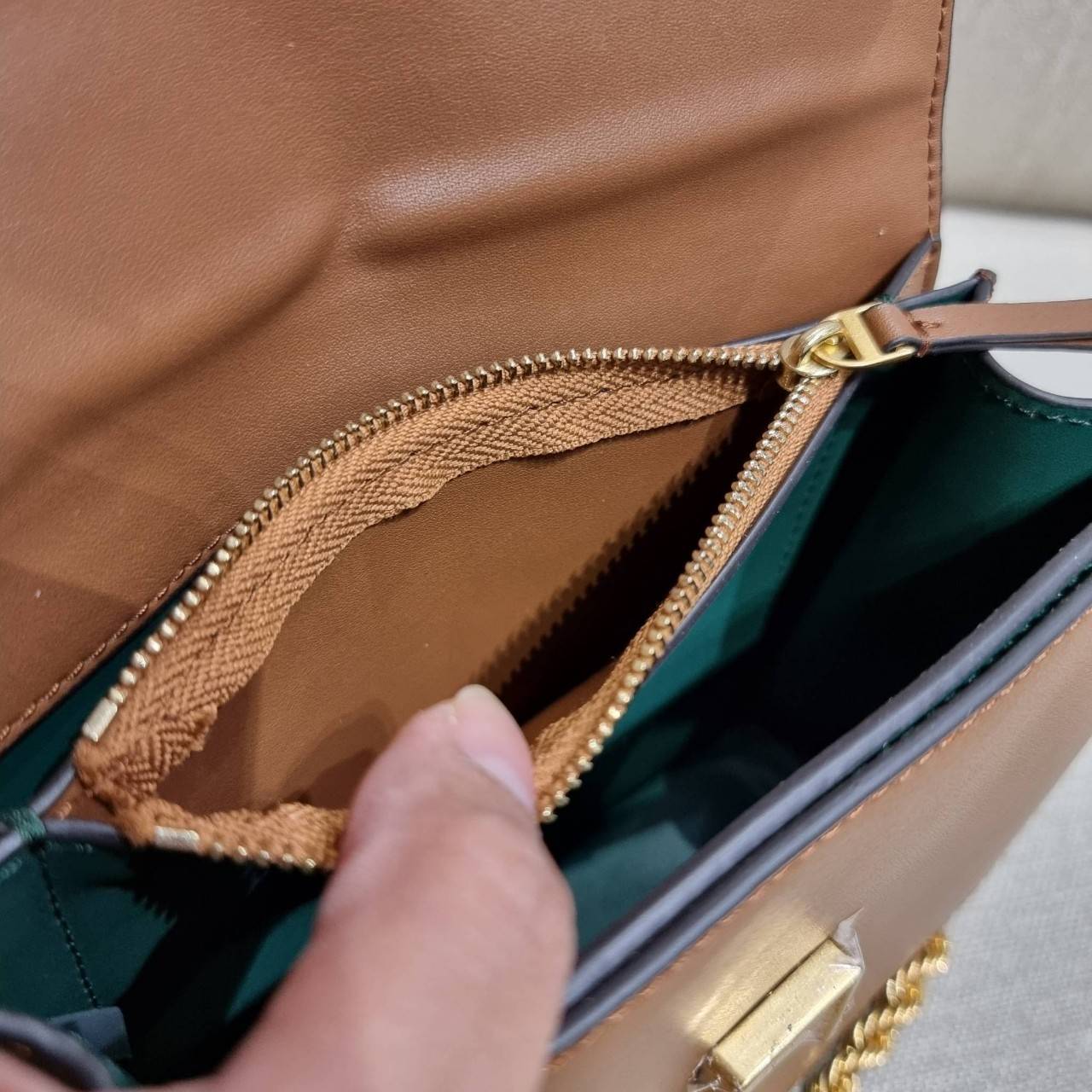 TORY BURCH ELEANOR SMALL CONVERTIBLE SHOULDER BAG ฮอตไอเท็ม รุ่นนี้ขายดีขายหมด คัมแบค!! สวยหรู คุณหนู ผู้ดี!! หายากมากที่สุด!! กระเป๋าสะพายข้าง ดีไซน์อยู่ทรง ขนาดกำลังสะดวกใช้สำหรับสาว วัสดุหนังแท้เต็มใบ สีทูโทน เปิด-ปิดด้วยแถบแม่เหล็ก ภายในแบ่งสัดส่วนได้