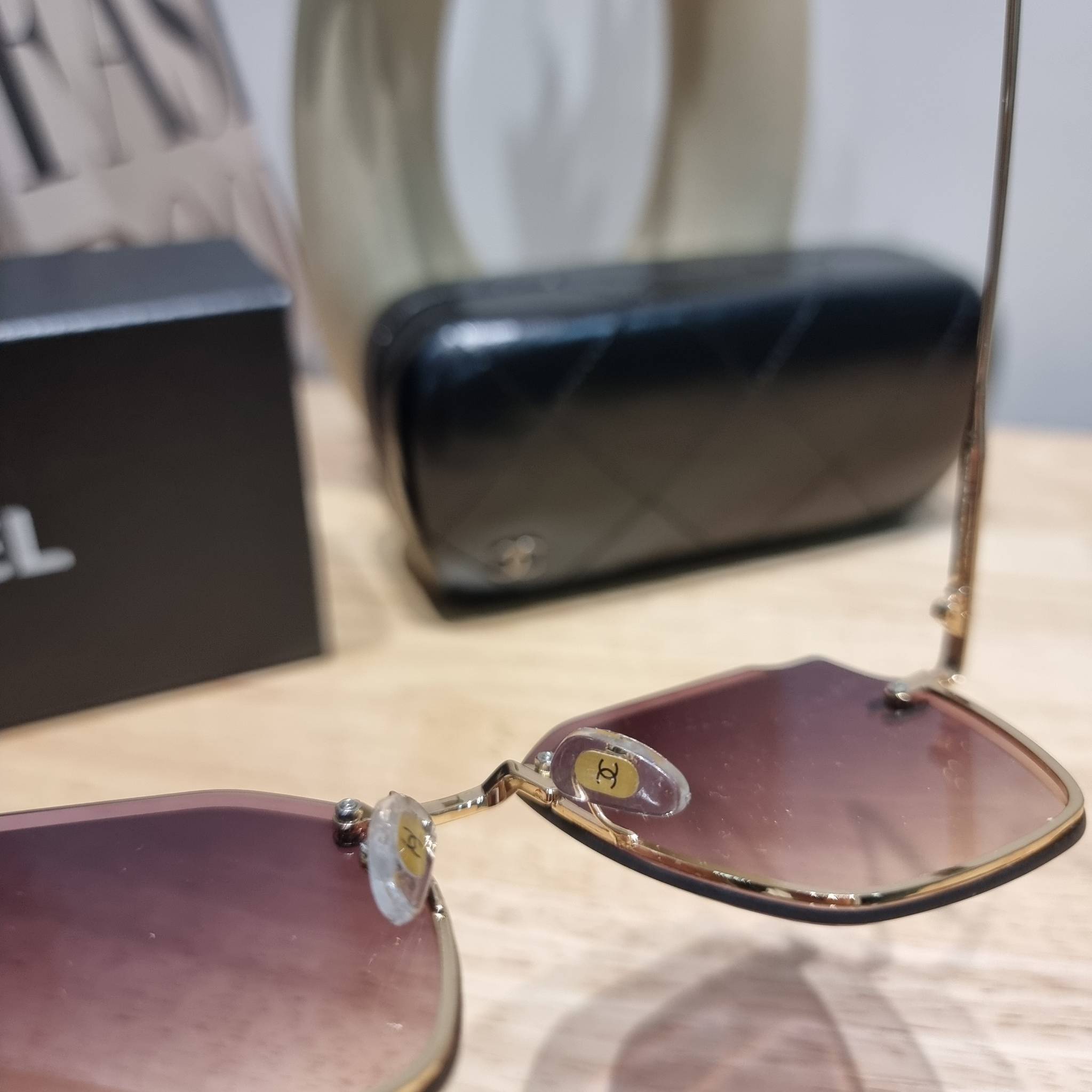 Chanel Sunglasses UV protection gift Box set สุดคุ้ม มาพร้อมอุปกรณ์ครบเซ็ท ดีไซน์ชิคมากแม่!! รับรองไม่ซ้ำใคร ใส่เสริมโหงวเฮ้ง ดูผู้ดี มีพกติดตัวไว้ไม่ตกเทรนด์ ใช้ได้ทุกโอกาส