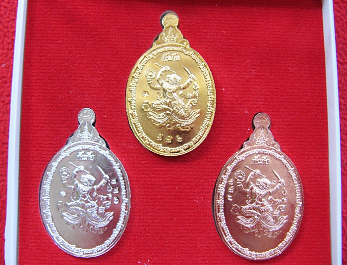 เหรียญกันภัย ชนะมาร ชุด3เหรียญ หลวงปู่เก่ง รุ่นมหาเศษฐีมีอำนาจ เนื้อกะไหล่ทอง-เงิน-นาค วัดกิตติราชเจริญศรี ปี2556 พร้อมกล่องเดิมค่ะ