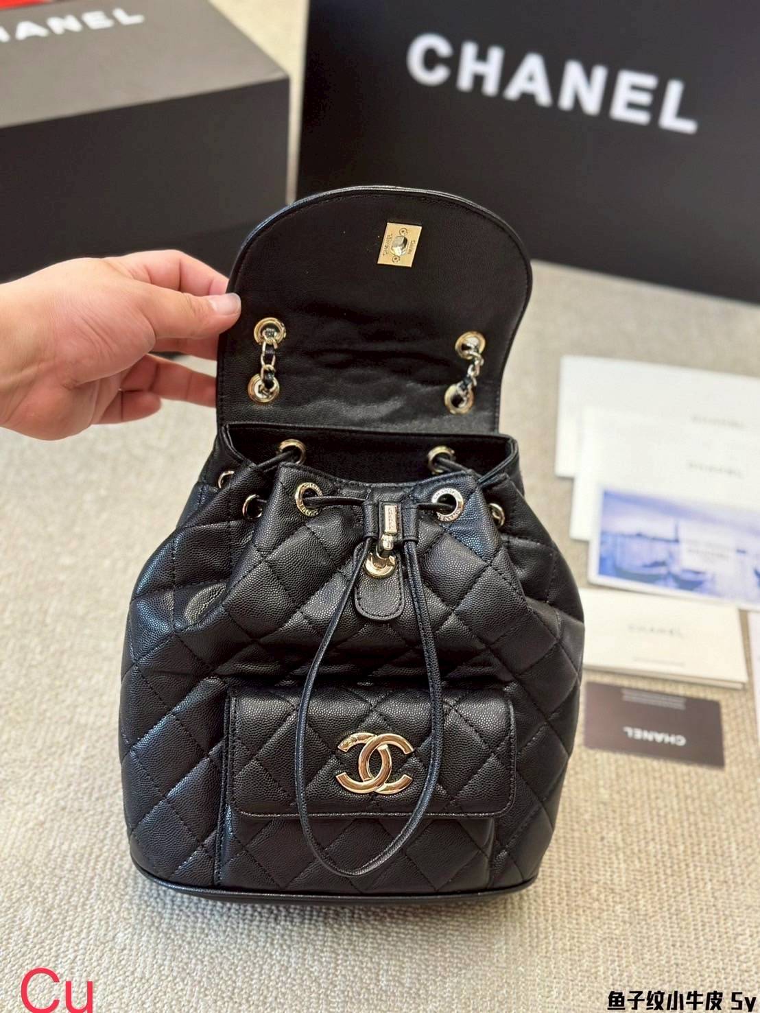 Chanel duma backpack กระเป๋าเป้สะพายหลัง ไซส์น่ารัก ไอเท็มยอดฮิตรูปทรงทันสมัย ดีเทลความสวยมากมาย ทั้งสายรูดเก็บปาดกระเป๋า หรือจะช่องเปิดด้านหน้า ก็ดูหรูไปหมด
