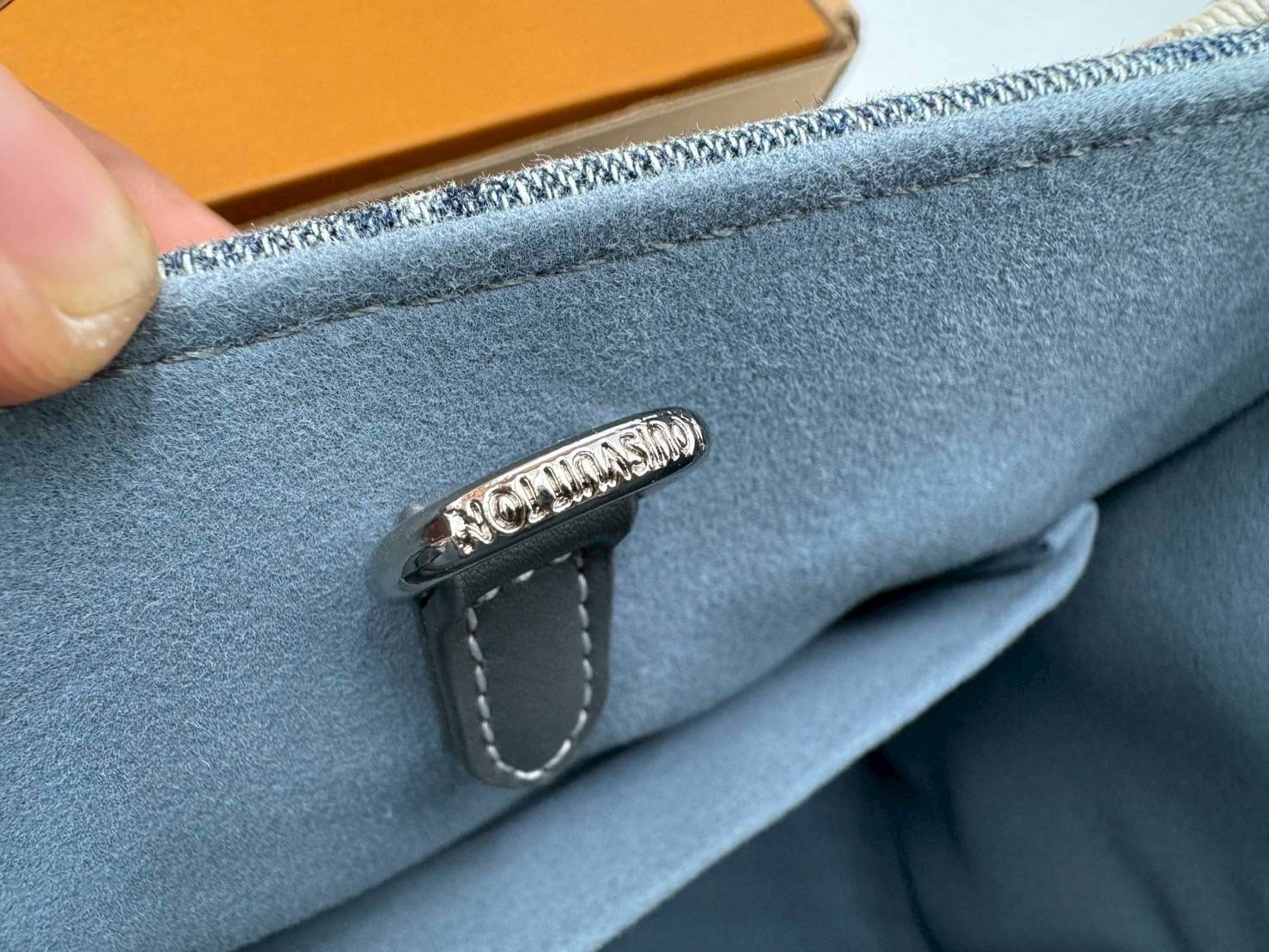 LV Onthego Denim Vintage Tote Bag กระเป๋าทรงโท้ทเดนิมสไตล์วินเทจ รุ่นใหม่ปั้มลายโมโนแกรมบนเดนิมสุดไอคอนิก ที่ใครเห็นต้องเป็นคลั่งรัก ผู้ดี หรูหราได้ทุกลุค ทุกสไตล์