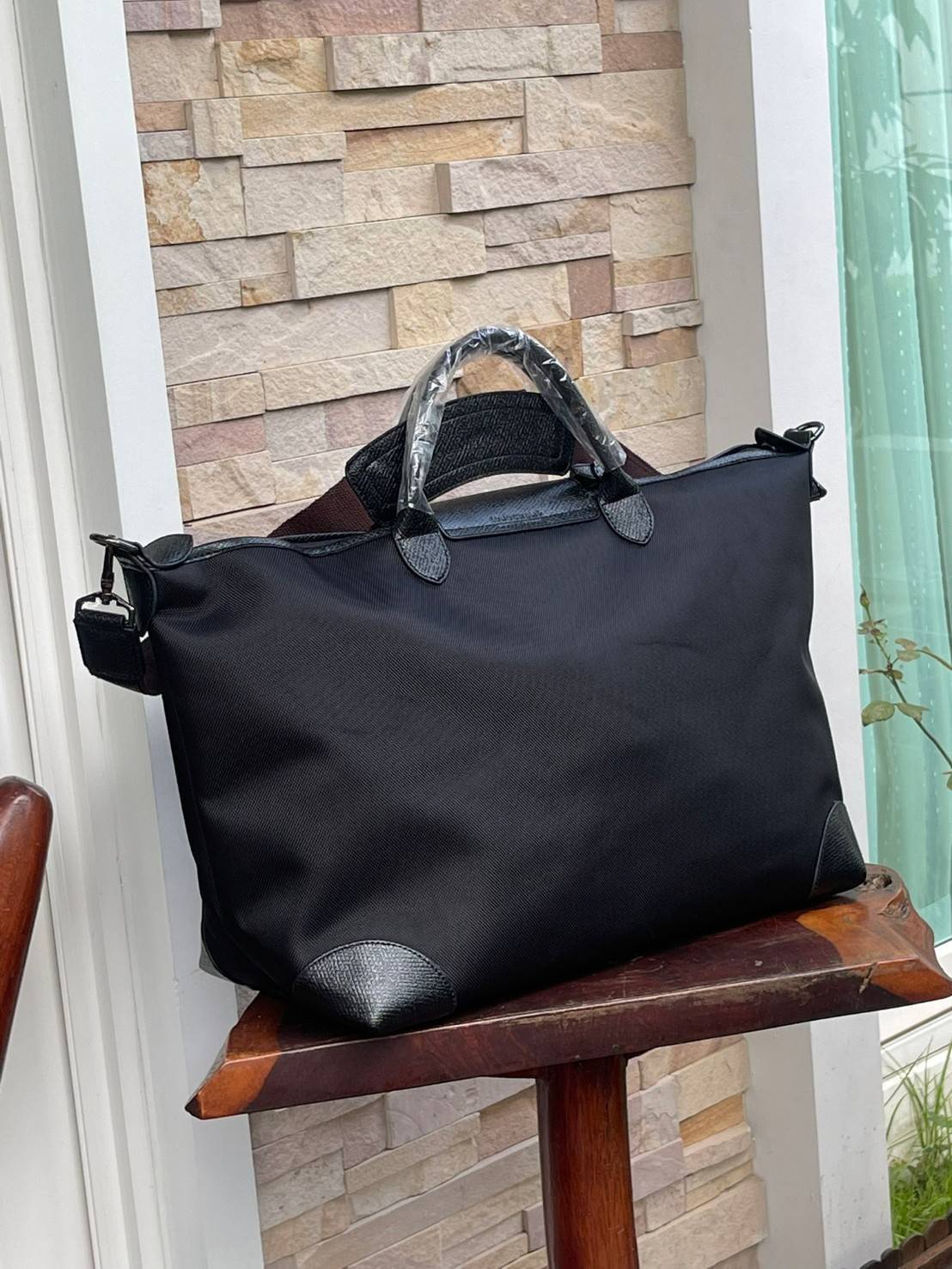 LONGCHAMP BOXFORD TRAVEL BAG L กระเป๋าเดินทางขนาดใหญ่ มาพร้อมสายสะพายที่สามารถถอดได้ ให้คุณเลือกสะพายไหล่หรือถือได้ มีซิปรูดเปิดปิดกระเป๋าที่ให้คุณมั่นใจได้ว่าคุณจัดเก็บไอเท็มของคุณได้อย่างมิดชิด บ็อคฟอร์ด (BOXFORD) สะท้อนความเป็นเอกลักษณ์ของแบรนด์ที่เปี่