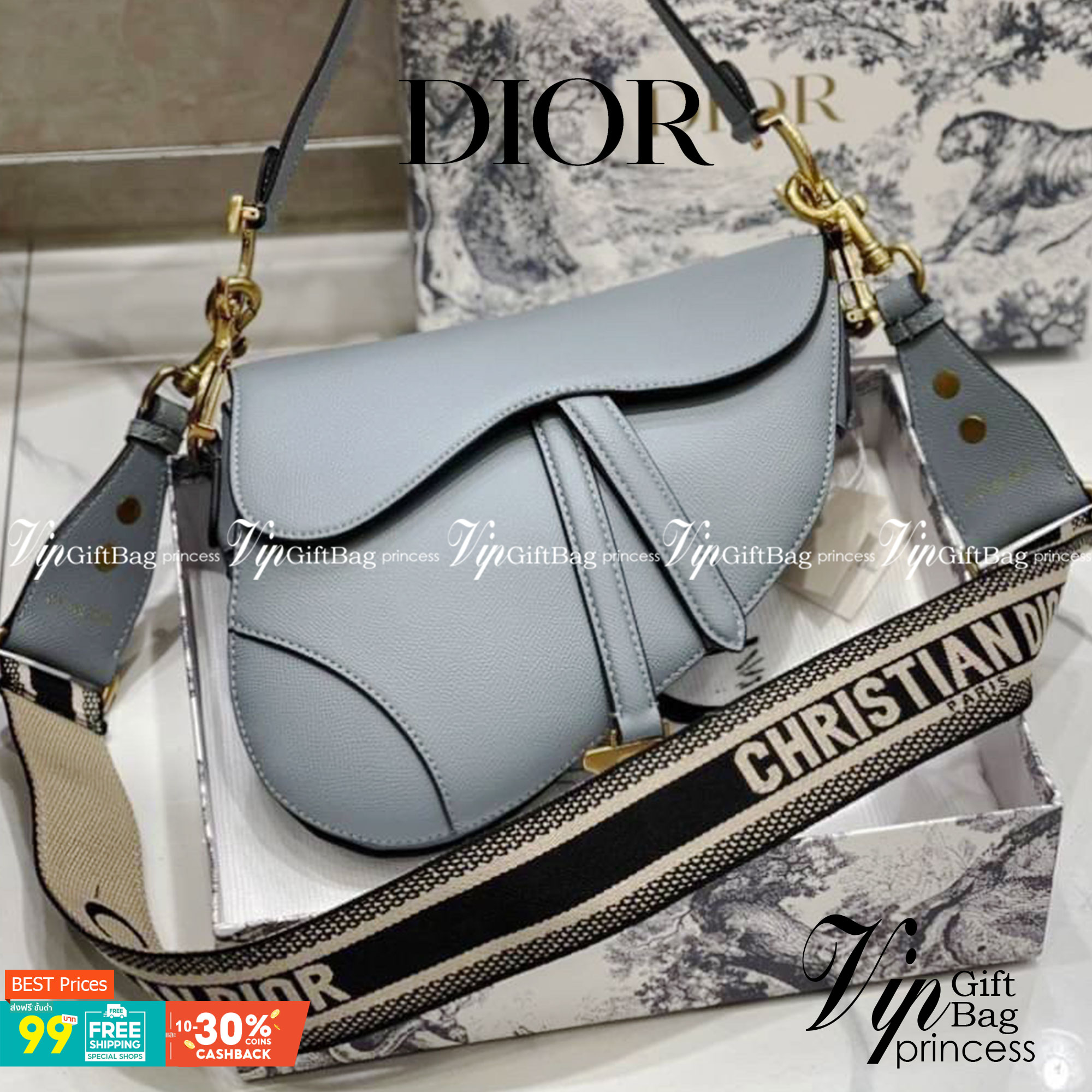 หนังแท้ DIOR SADDLE BAG Cloud Blue Goatskin กระเป๋ารุ่นยอดนิยมตามแบบฉบับแบรนด์ งานทอลายคมชัด ใช้งานได้ 2 แบบ สะพายยาว CROSSBODY และสายสั้นถือได้เก๋ๆ ลุคนี้คูลสุดๆ เลยค่าา ภาพถ่ายจากสินค้าจริง! สวยมาก พร้อมส่งที่ไทยราคาสุดคุ้ม สาวๆ ห้ามพลาดค่ะ!