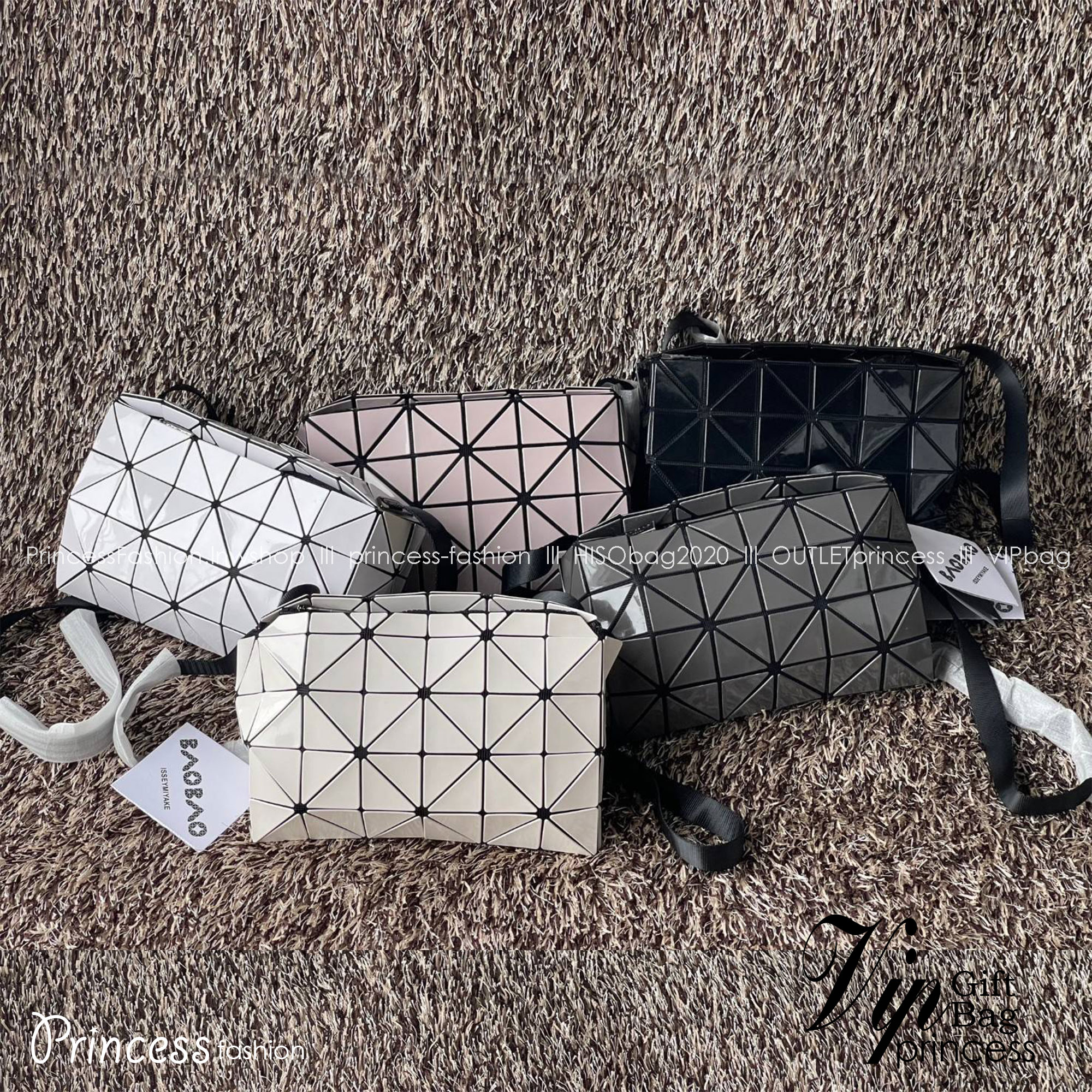 BAOBAO Issey Miyake CARTON GLOSS SHOULDER BAG มาในไซส์ขนาดกะทัดรัด โดดเด่นด้วยดีไซน์อันเป็นเอกลักษณ์ของแบรนด์ ที่สำคัญน้ำหนักเบา