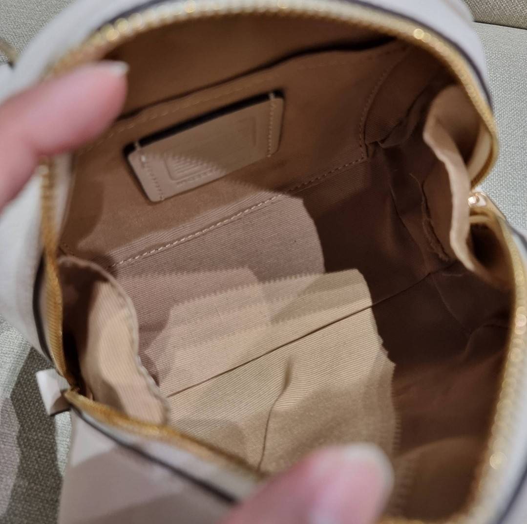 COACH SYDNEY SATCHEL BAG CA202 CA591 CB596 ใหม่ล่าสุด กับคอลที่สาวๆต้องหลงรัก กระเป๋าสะพายทรง satchel ที่มีรูปทรงดึงดูดสายตา สวยแรกเห็น วัสดุหนัง crossgrain พร้อมหูจับในตัว เปิด-ปิดด้วยซิป ภายในโล่งกว้าง ขนาดกำลังดี มีสายครอสให้ ปรับได้ตามชอบ ใบจริงลูกคุณ