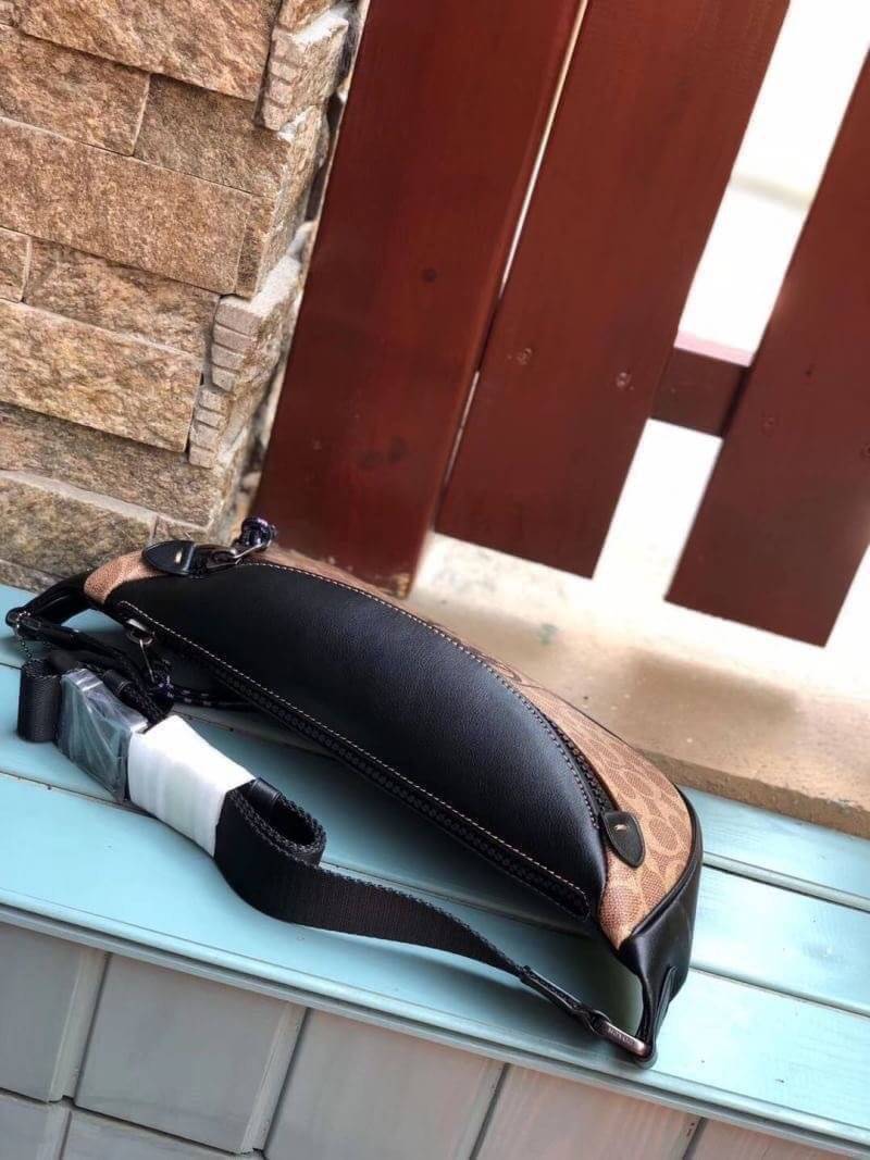 OUTTLET 】COACH Rivington Belt Bag In Signature Canvas With Rexy By Guang Yu (75761) กระเป๋าคาดอก หนังแท้เรียบ นิ่มสวย ด้านหน้าเด่นด้วยลายปริ้นท์เก๋เท่ มากๆค่ะ มีช่องซิปหลักให้2ช่องใส่ของได้จุเลยนะคะ สายคาดเลื่อนปรับแบบฟรีไซด์ค่ะ 📌ใบจริงสวย สะพายวั